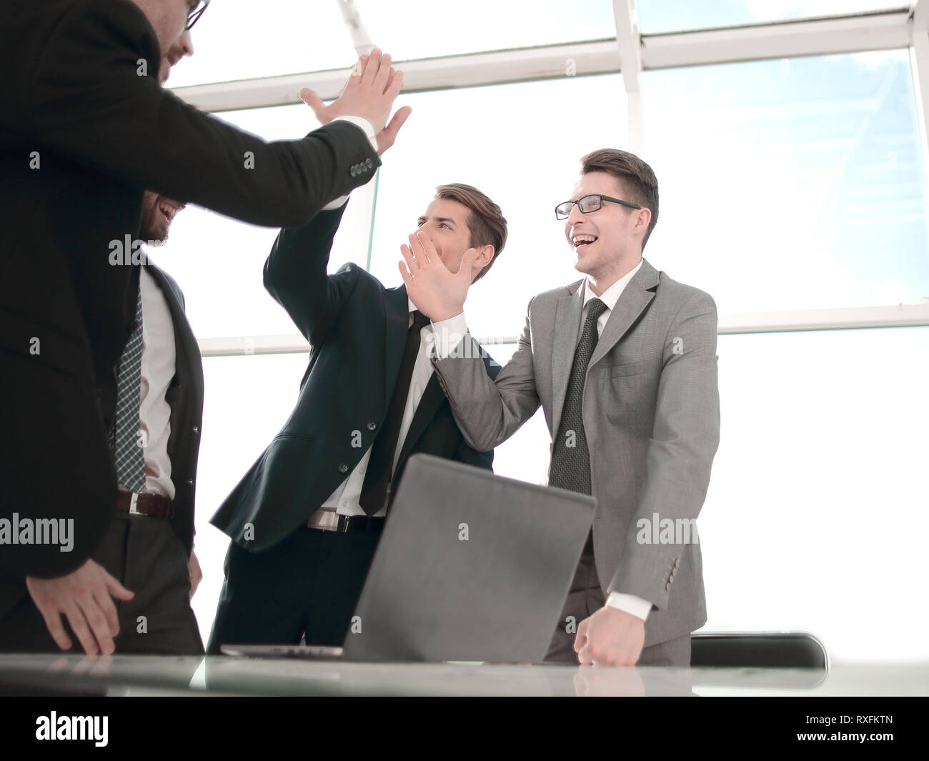 Business di successo di squadra in piedi vicino al PC desktop Foto Stock