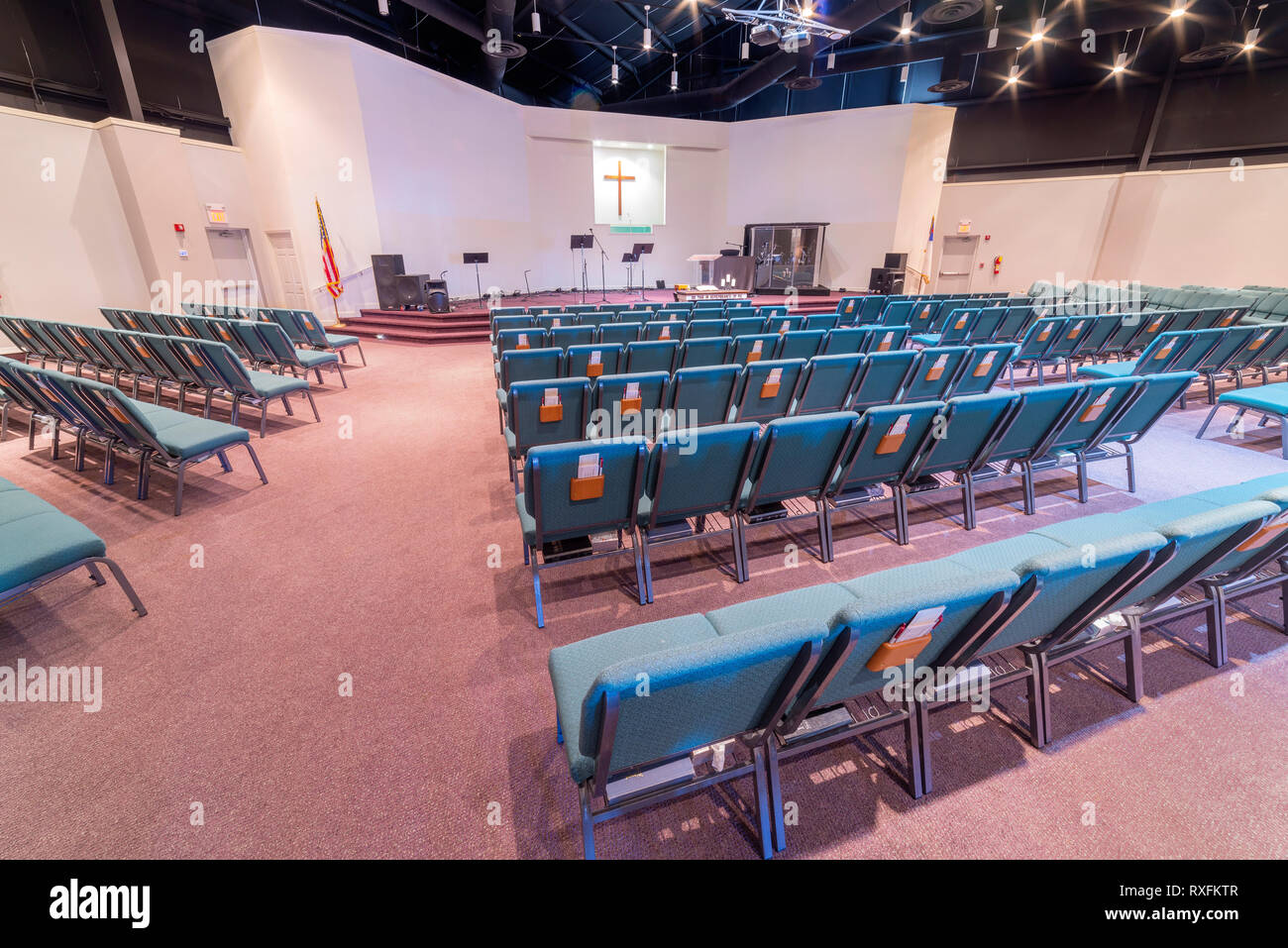 Inquadratura orizzontale di una chiesa auditorium dalla parte posteriore rivolta verso il palcoscenico. Foto Stock