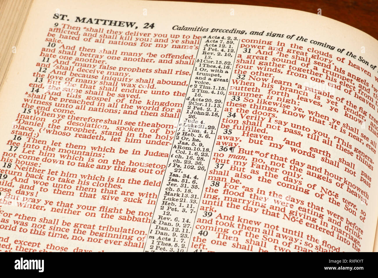 Orizzontale di close-up shot di aprire la Bibbia mostra Matteo 24 in rosso la stampa. Foto Stock