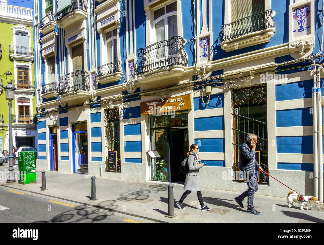 Appartamento nel quartiere Valencia Ruzafa, case colorate, facciata, vista sulla strada residenziale Valencia Street Foto Stock