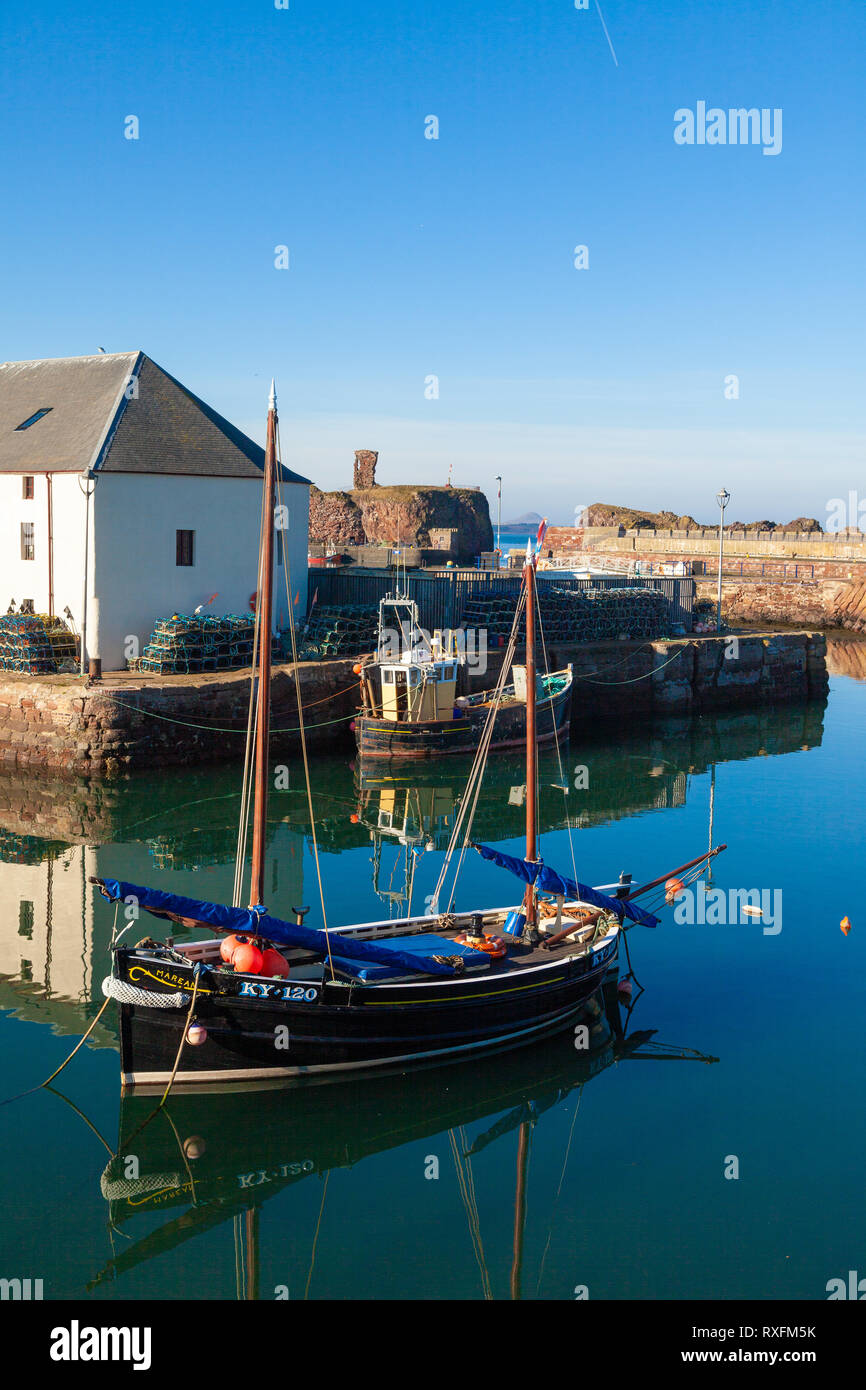 Una vecchia barca da pesca ormeggiate in Dunbar Porto Vecchio, Dunbar, East Lothian, Scozia Foto Stock