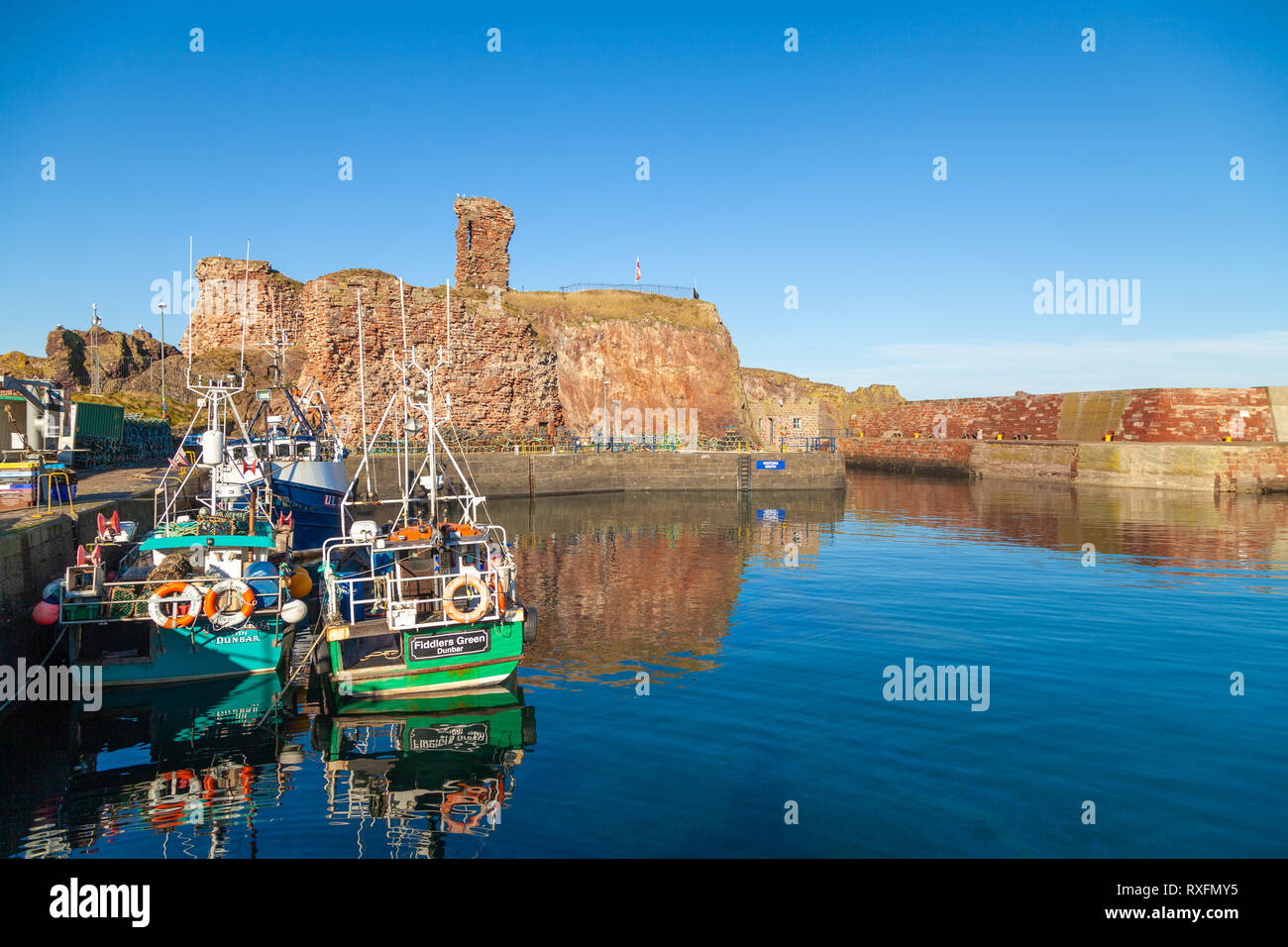 Riflessioni in Dunbar Harbour su una fresca e soleggiata giornata di febbraio, East Lothian, Scozia Foto Stock