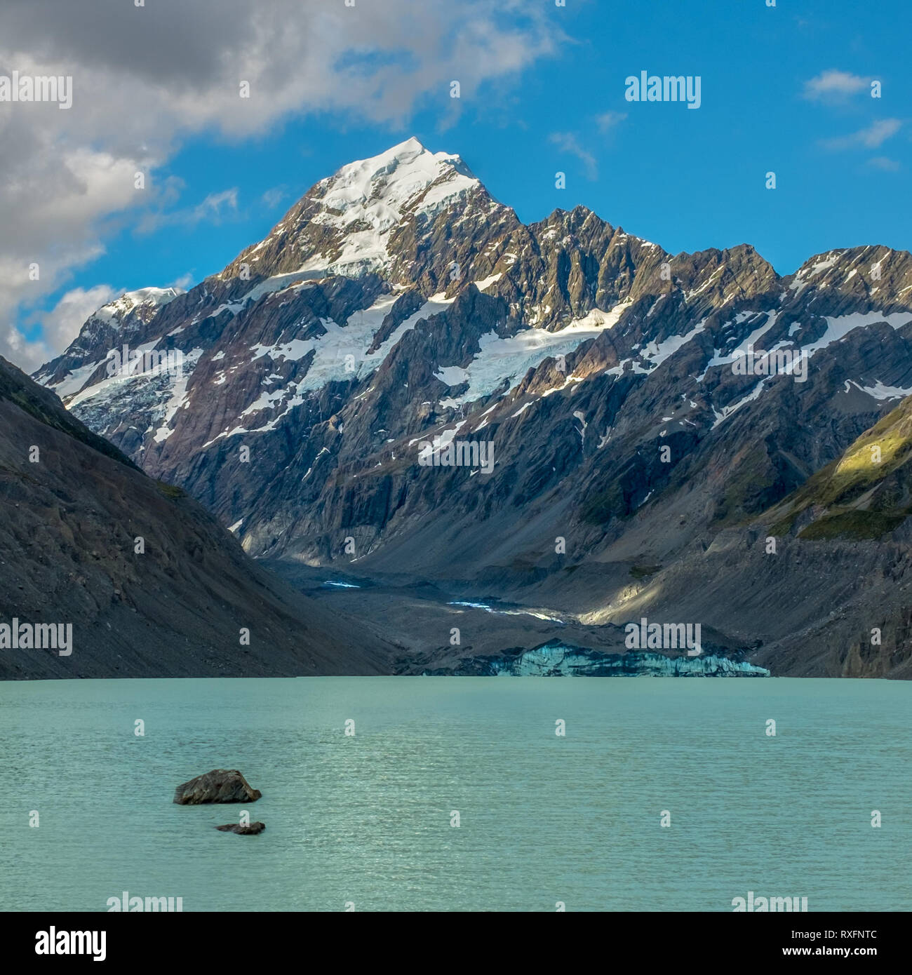 Mount Cook (Aoraki) che si eleva al di sopra del Hooker Valley lago glaciale. Foto Stock