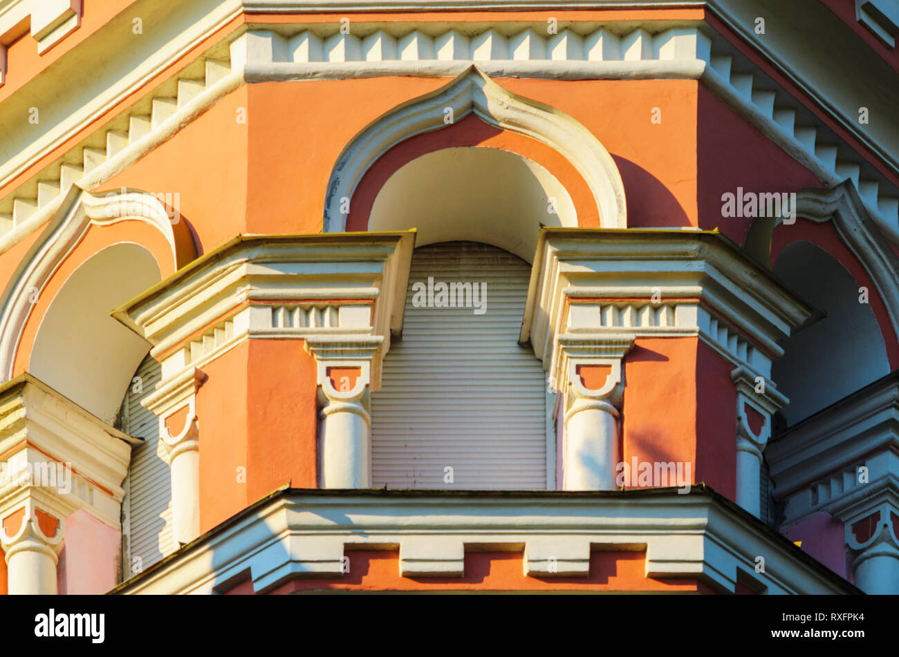 Architectural eccessi nella decorazione della facciata di chiese. Foto Stock