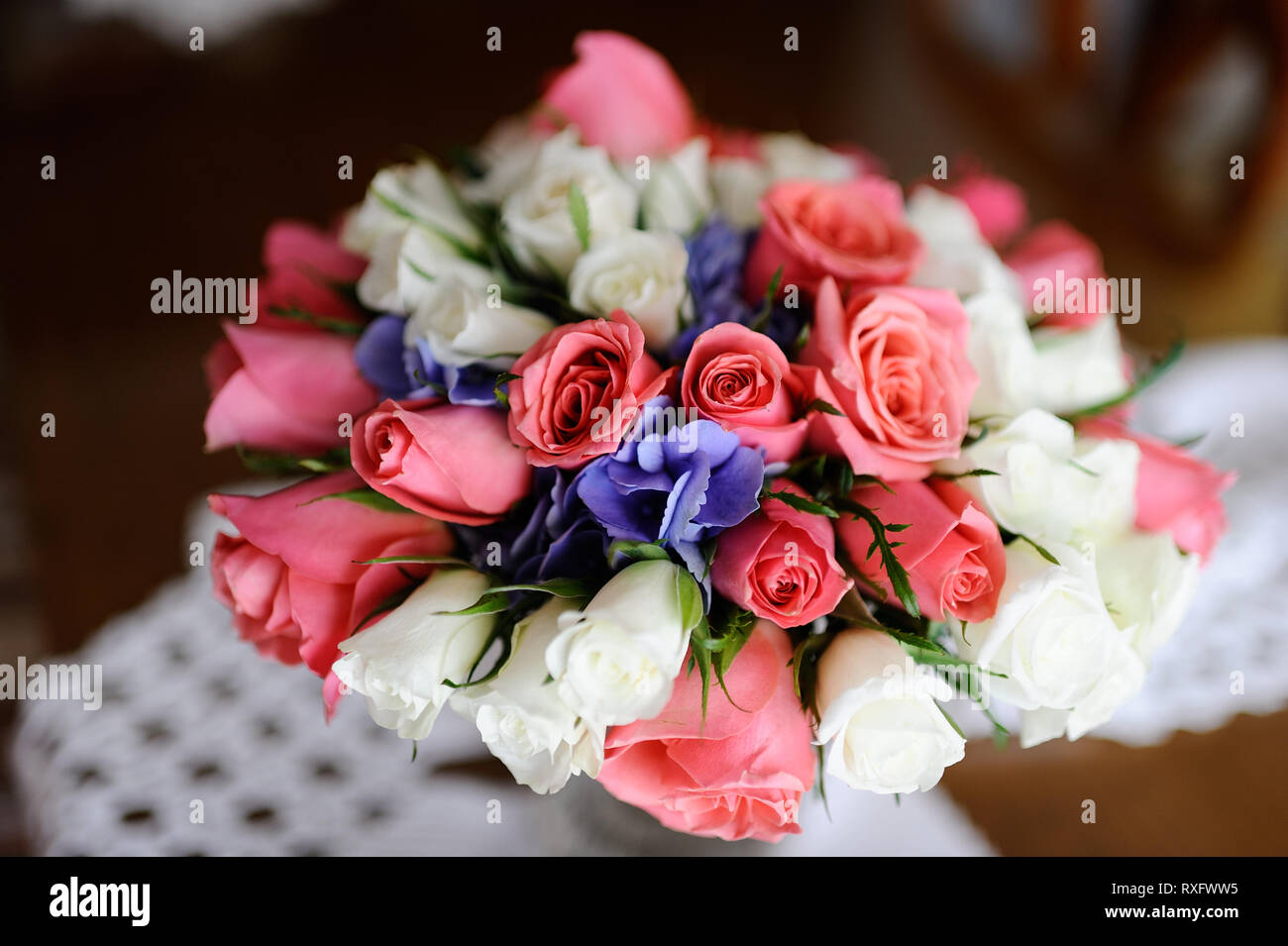 Piccolo bouquet nuziale con il bianco e il Rosa Rose Foto Stock