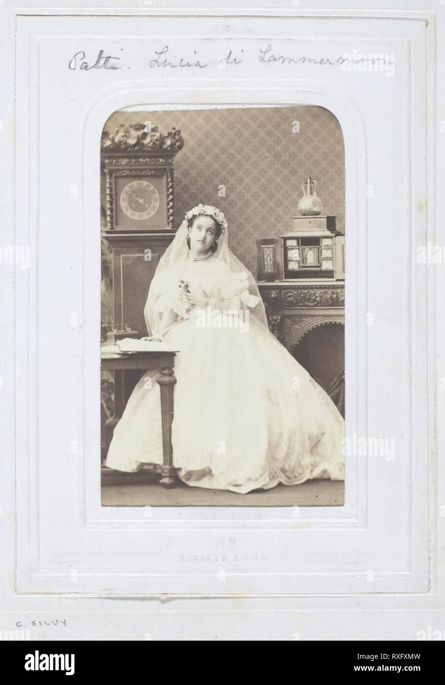 Adelina Patti Traviata. Camille-Léon-Louis Silvy; francese, 1834-1910. Data: 1860-1869. Dimensioni: 8,5 x 5,7 cm (l'immagine/carta); 9,4 x 6,4 cm (mount). Albume stampa. Provenienza: Francia. Museo: Chicago Art Institute. Foto Stock