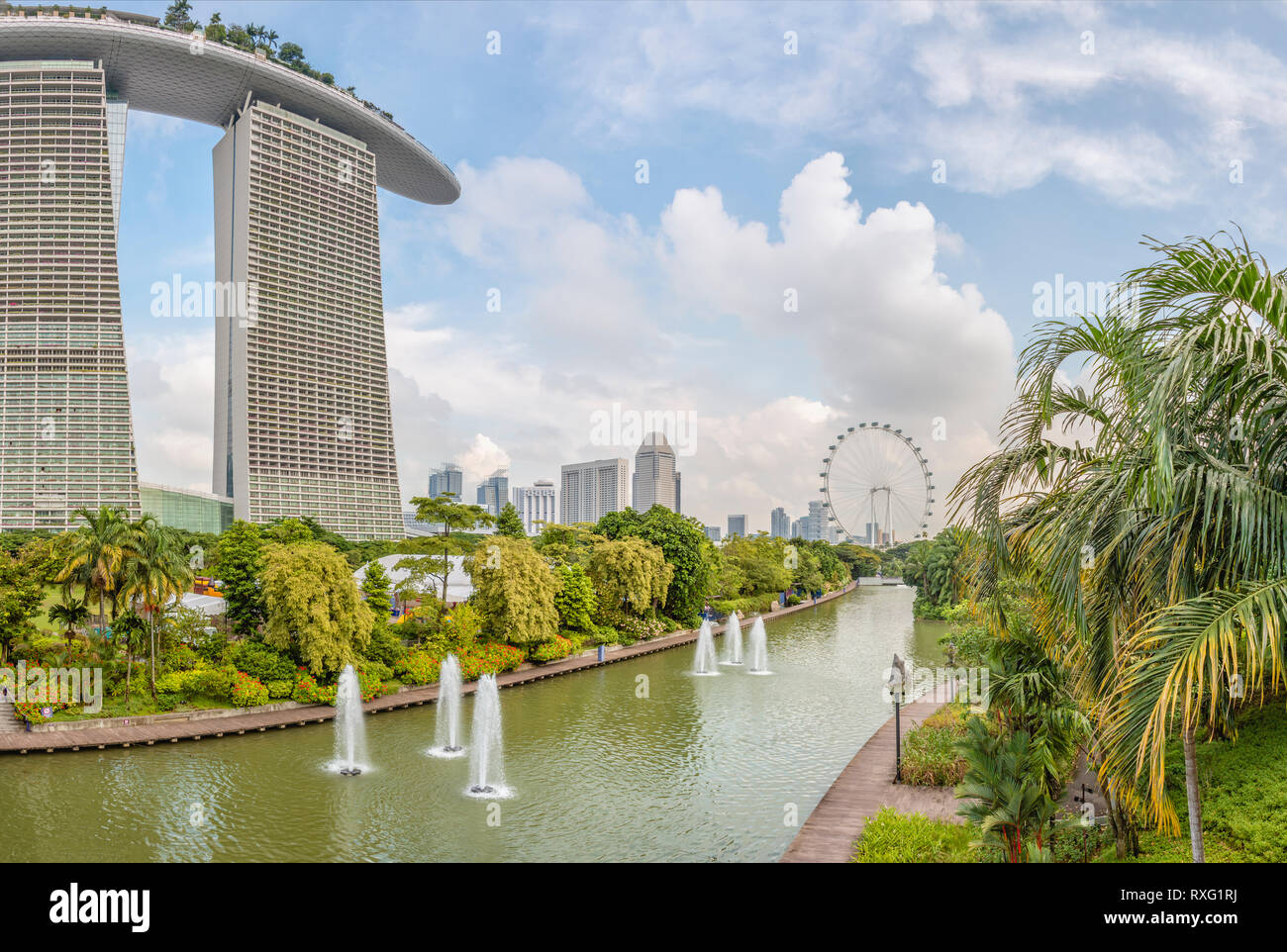 Dragonfly Lake in Gardens The Bay con il Marina Bay Sands Hotel sullo sfondo, Singapore Foto Stock