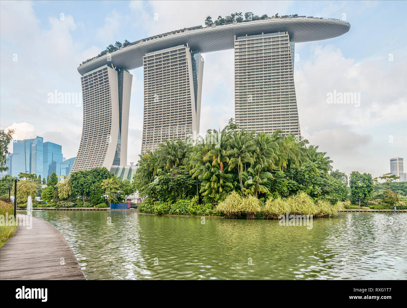 Dragonfly Lake in Gardens The Bay con il Marina Bay Sands Hotel sullo sfondo, Singapore Foto Stock