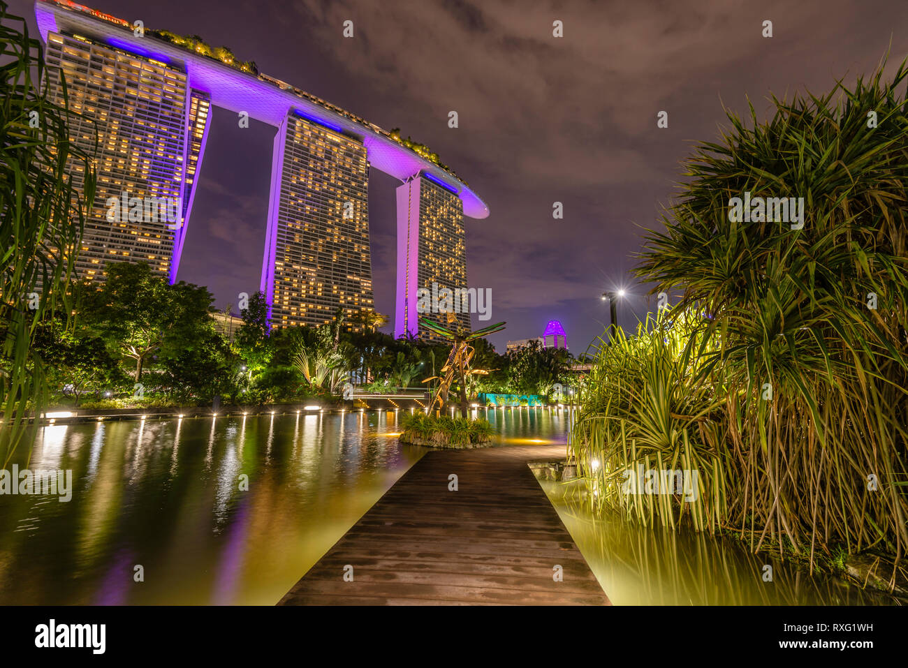 Dragonfly Lake in Gardens The Bay con il Marina Bay Sands Hotel sullo sfondo, Singapore Foto Stock