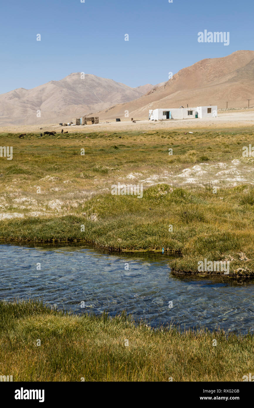 Fiume nel Pamir Mountains vicino Alichur in Tagikistan Foto Stock