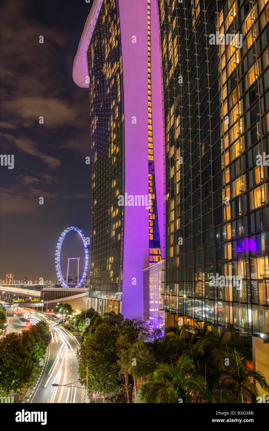 Traffico notturno di fronte al Marina Bay Sands Hotel Singapore Foto Stock