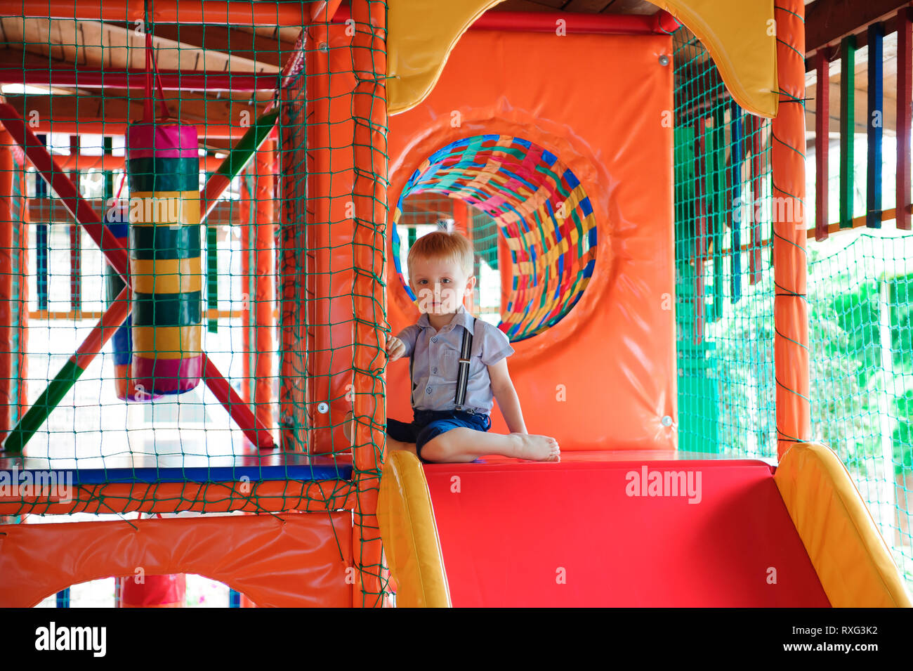 Parco giochi al coperto con coloratissime palle in plastica per bambini  Foto stock - Alamy