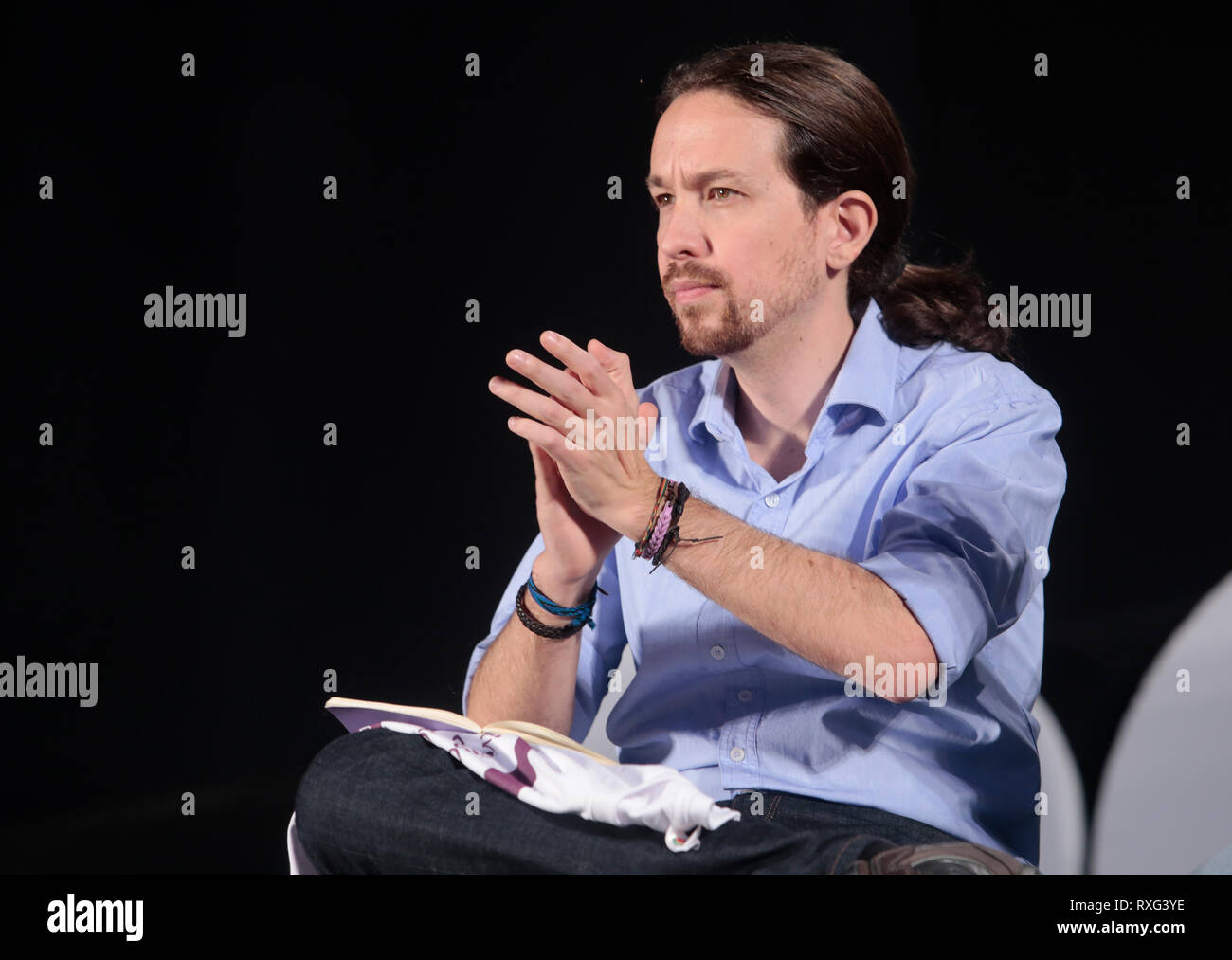 Palma de Mallorca / Spagna - Agosto 12 2015: Pablo Iglesias, leader del partito politico podemos gesti durante un incontro politico nell'isola spagnola o Foto Stock