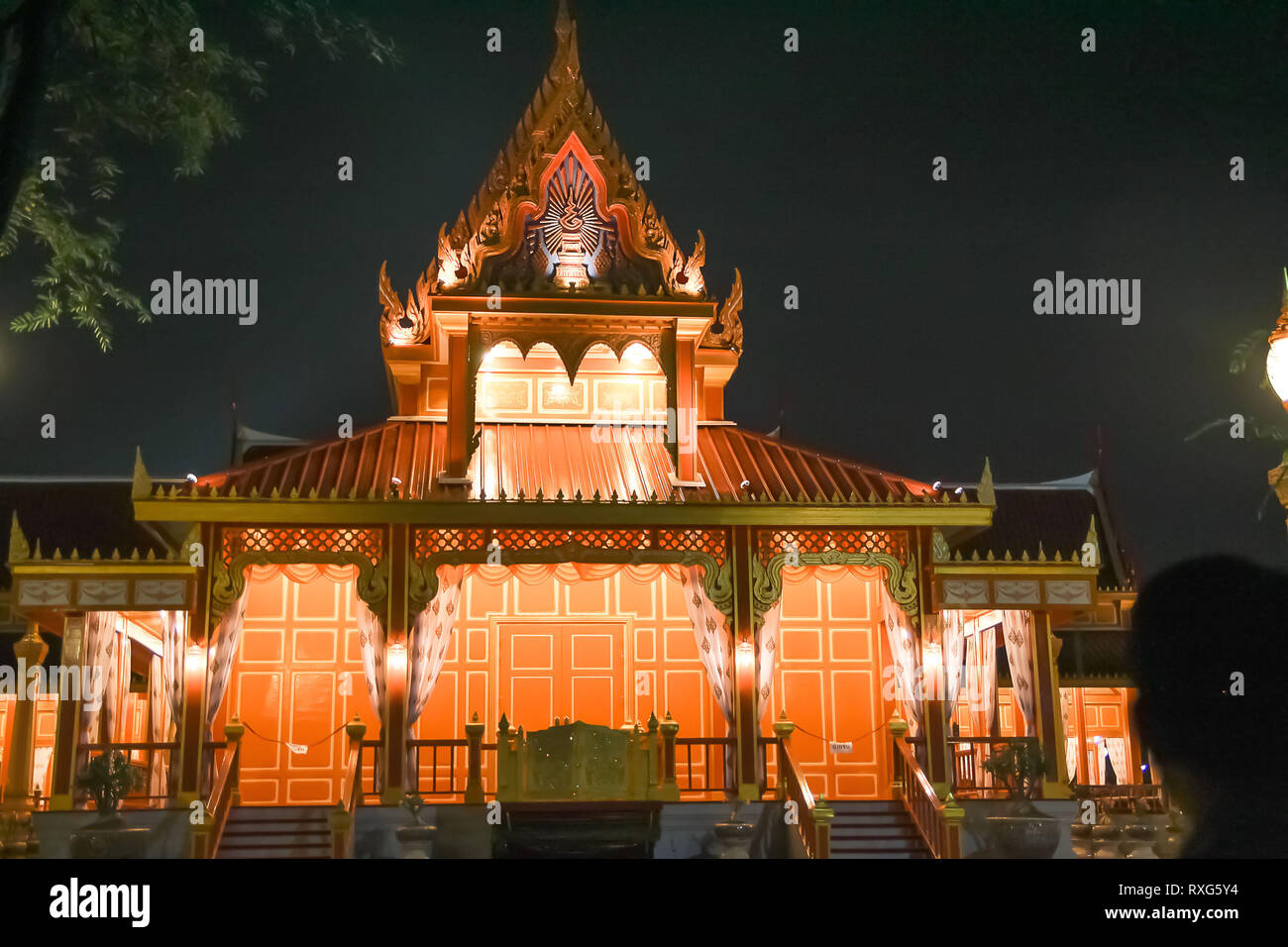 Thailandia tempio nella notte Foto Stock