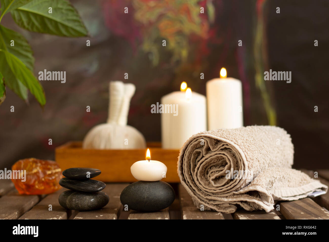 Candele accese in wellness spa Foto Stock