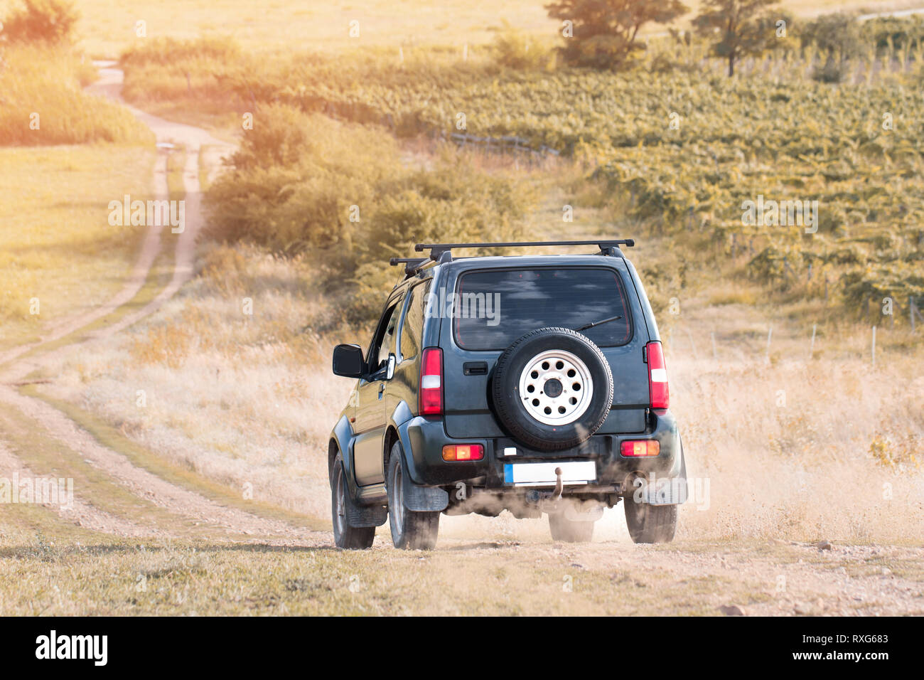 Auto suv offroad su strada sterrata in sunset Foto Stock
