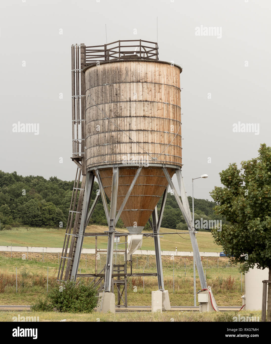 Vecchio arrugginito serbatoio acqua contro il cielo blu chiaro Foto Stock