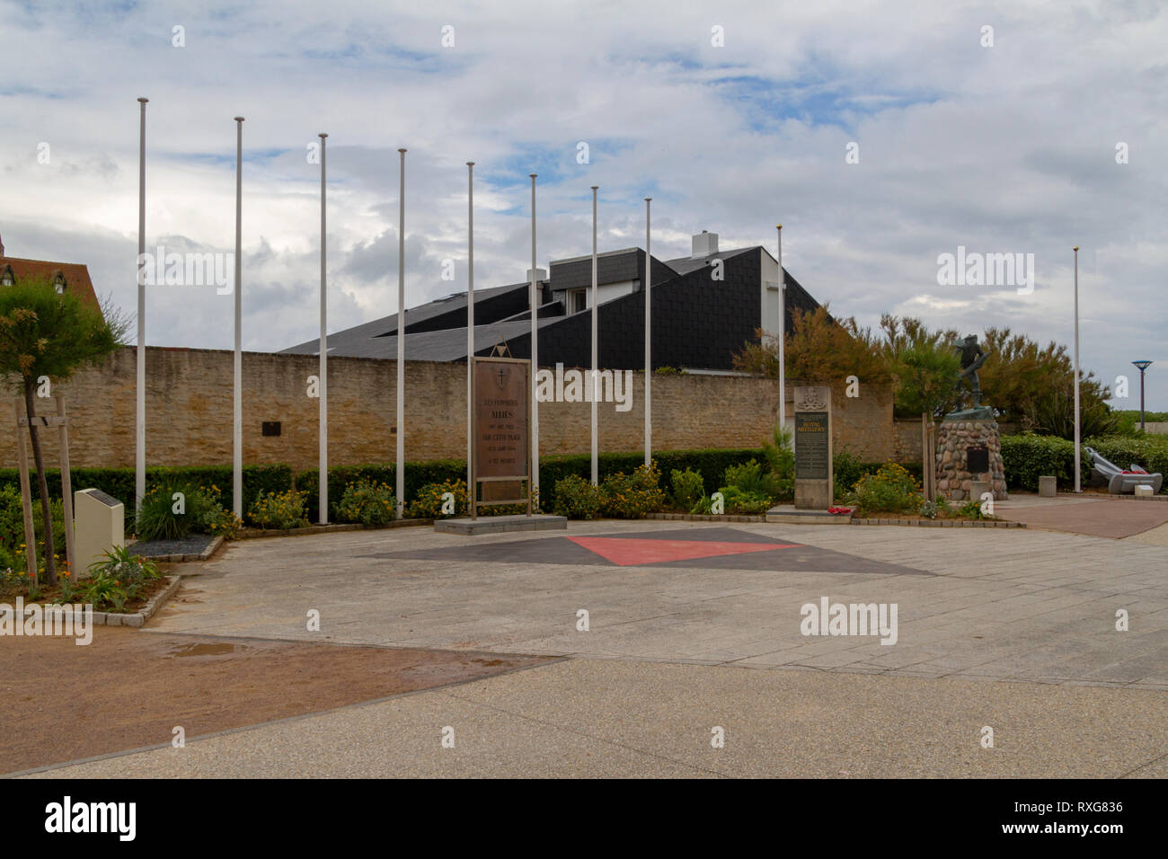 Vista generale dei memoriali in Place du Courbet, Hermanville-sur-Mer, Normandia, Francia. Foto Stock