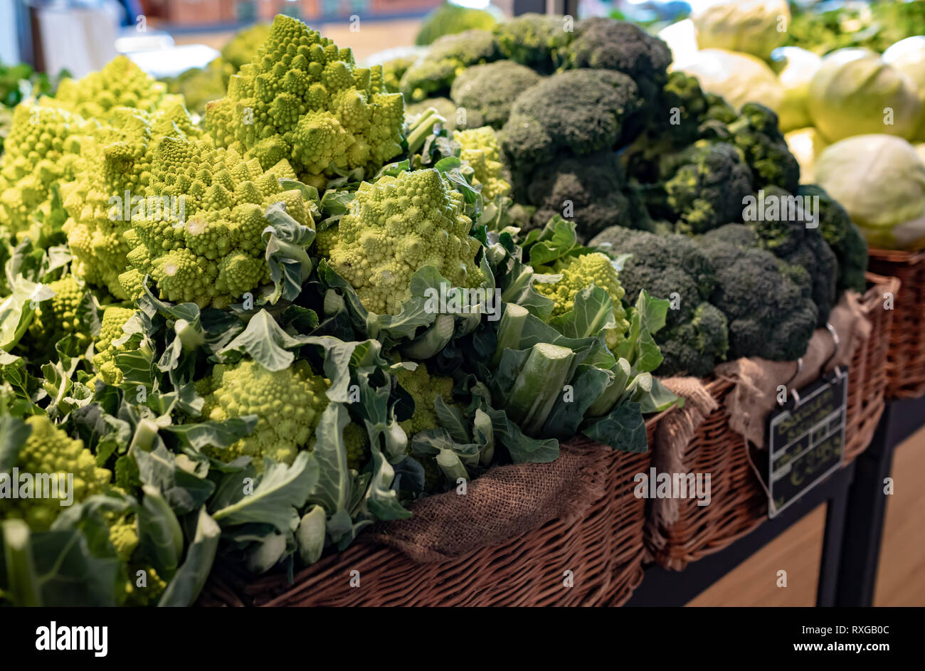 Il Romanico di broccoli e broccoli comune, per la vendita in un supermercato. Foto Stock