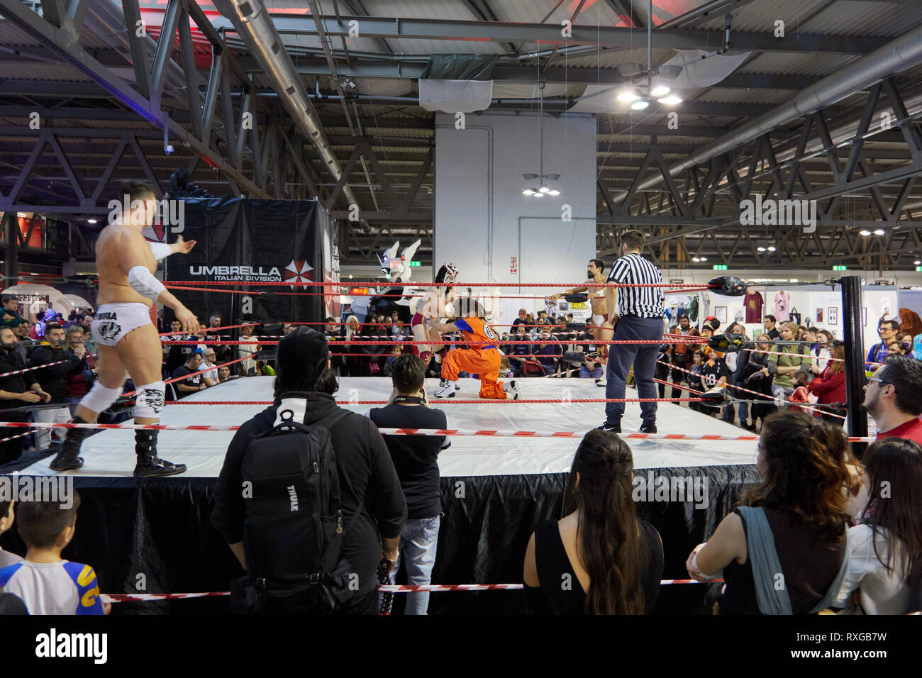 Milano, Italia - 8 Marzo 2019 Cartoomics fumetto con Wrestling dimostrazione cosplay Foto Stock