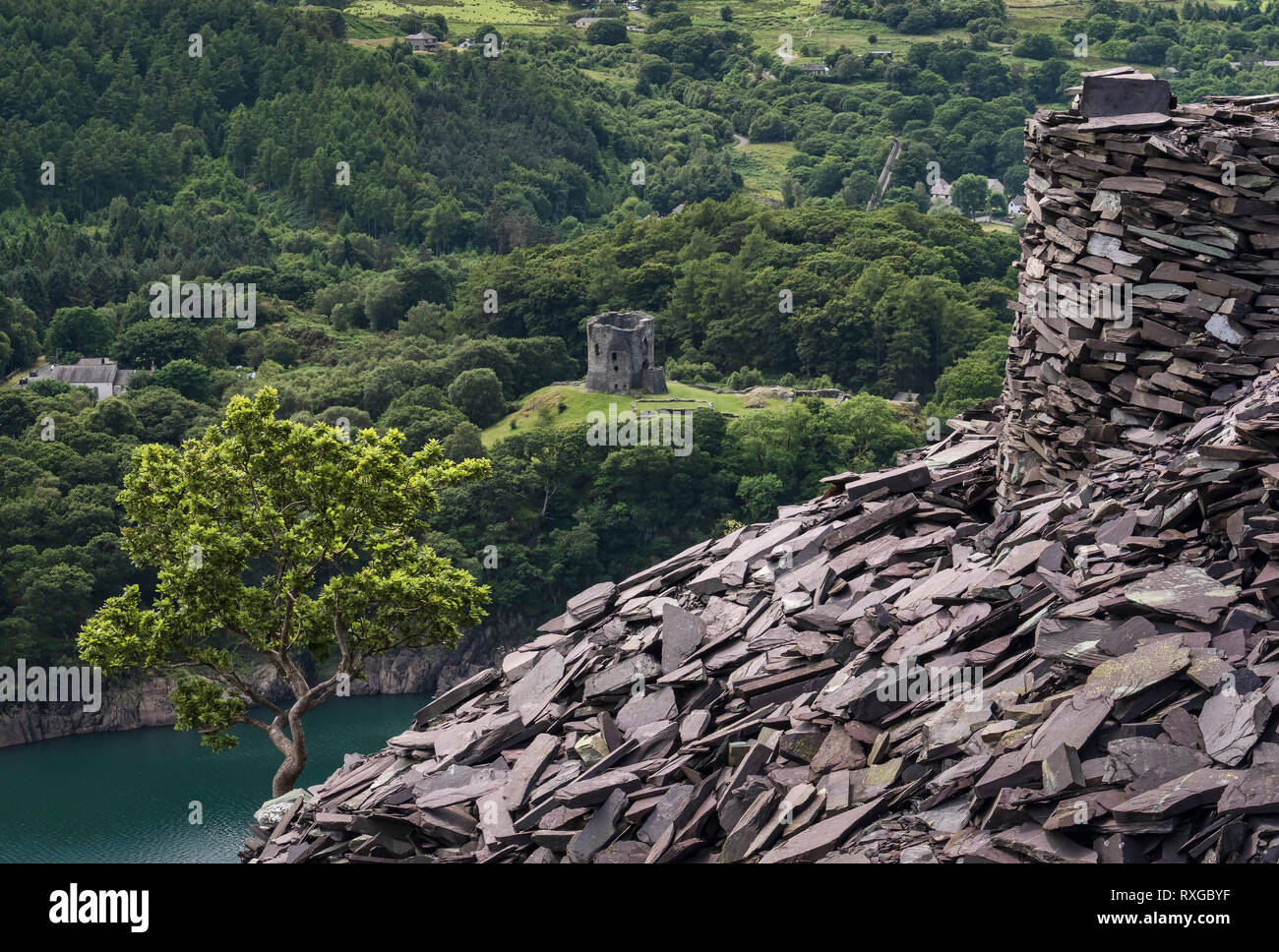 Dolbadarn Castle e Llyn Peris da Dinorwic cava di ardesia, Snowdonia National Park, North Wales, Regno Unito Foto Stock