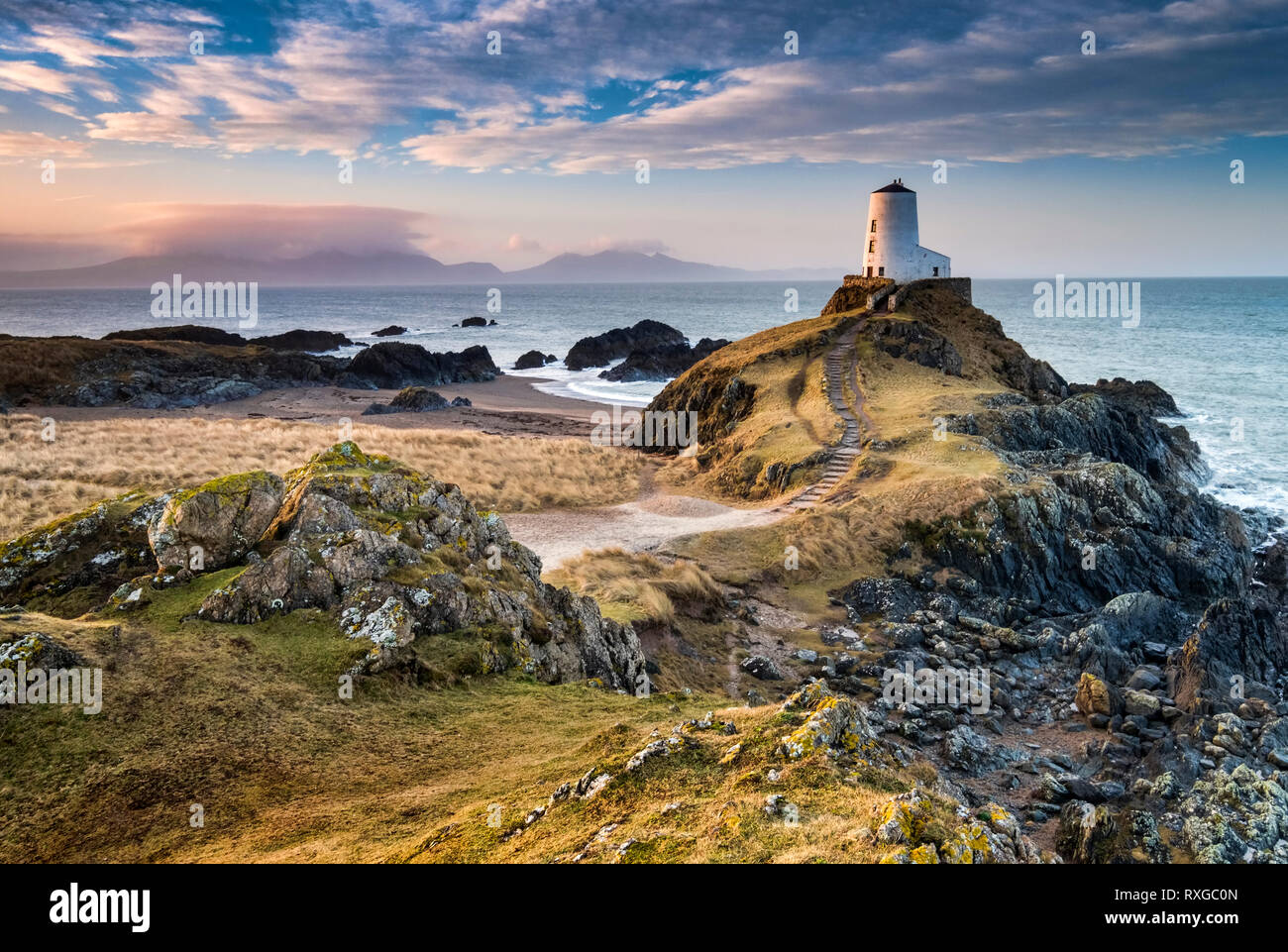 Twr Mawr faro di sunrise, Llanddwyn Island, Anglesey, Galles del Nord, Regno Unito Foto Stock