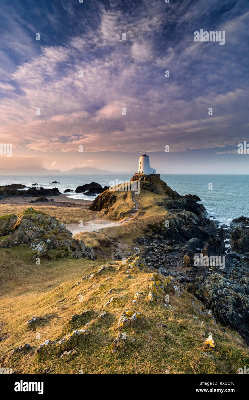 Twr Mawr faro di sunrise, Llanddwyn Island, Anglesey, Galles del Nord, Regno Unito Foto Stock