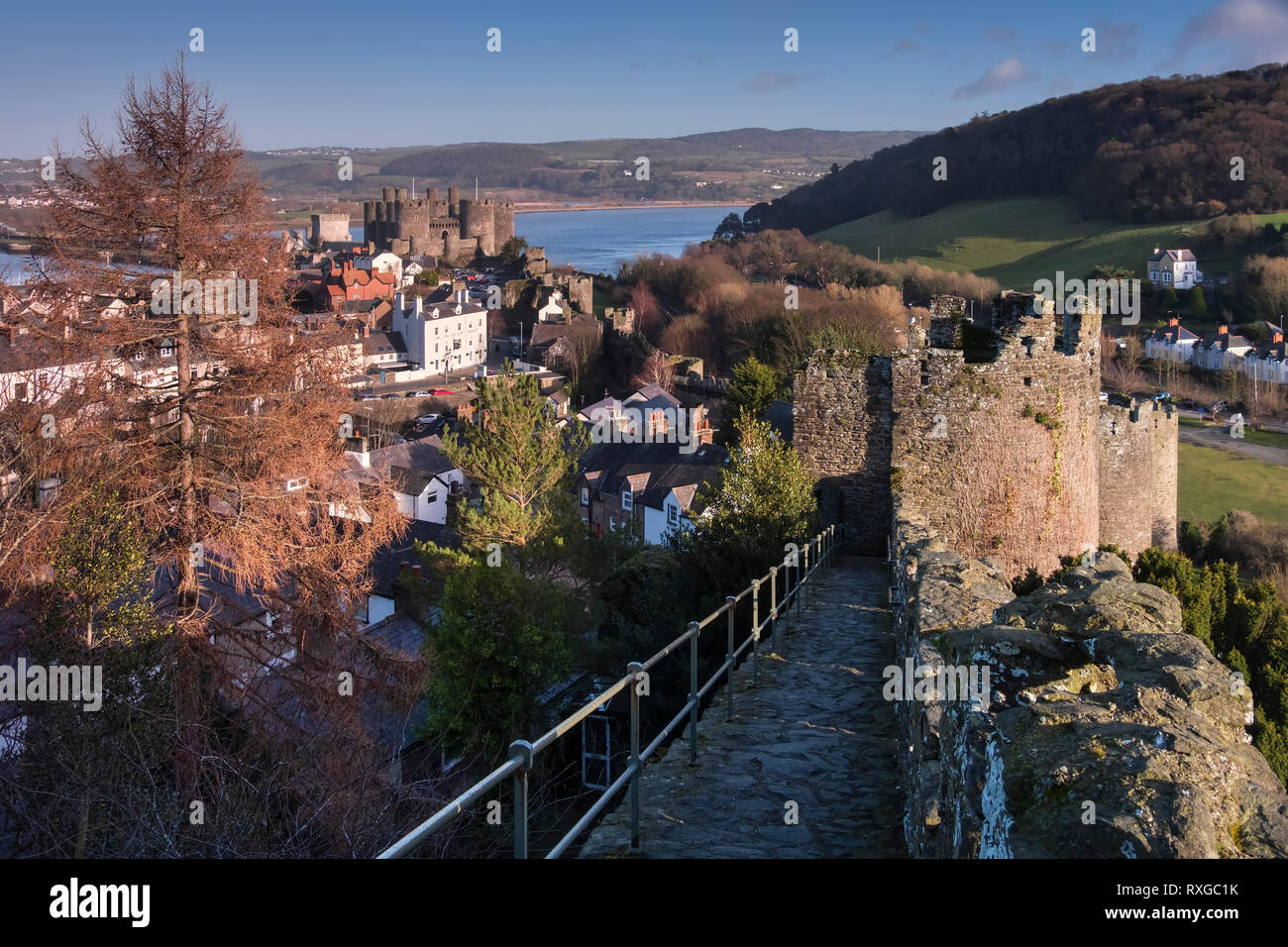 Conwy Castle e Conwy Town da Conwy Mura, Conwy, Galles del Nord, Regno Unito Foto Stock