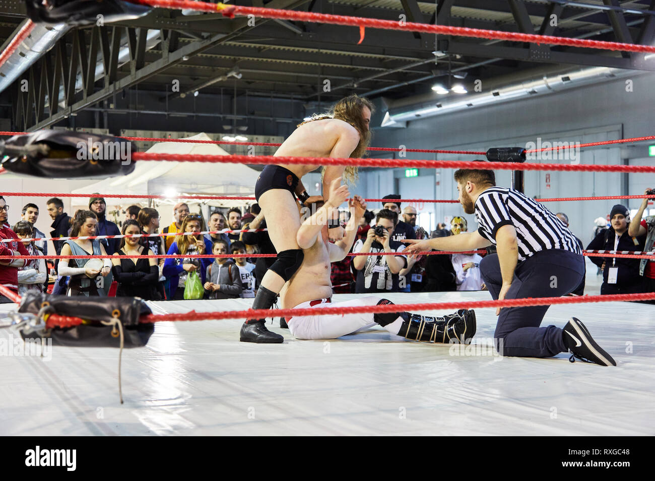 Milano, Italia - 8 Marzo 2019 Cartoomics fumetto con Wrestling dimostrazione cosplay Foto Stock
