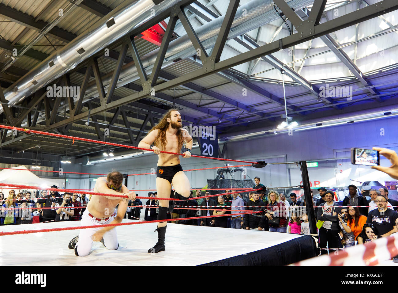 Milano, Italia - 8 Marzo 2019 Cartoomics fumetto con Wrestling dimostrazione cosplay Foto Stock