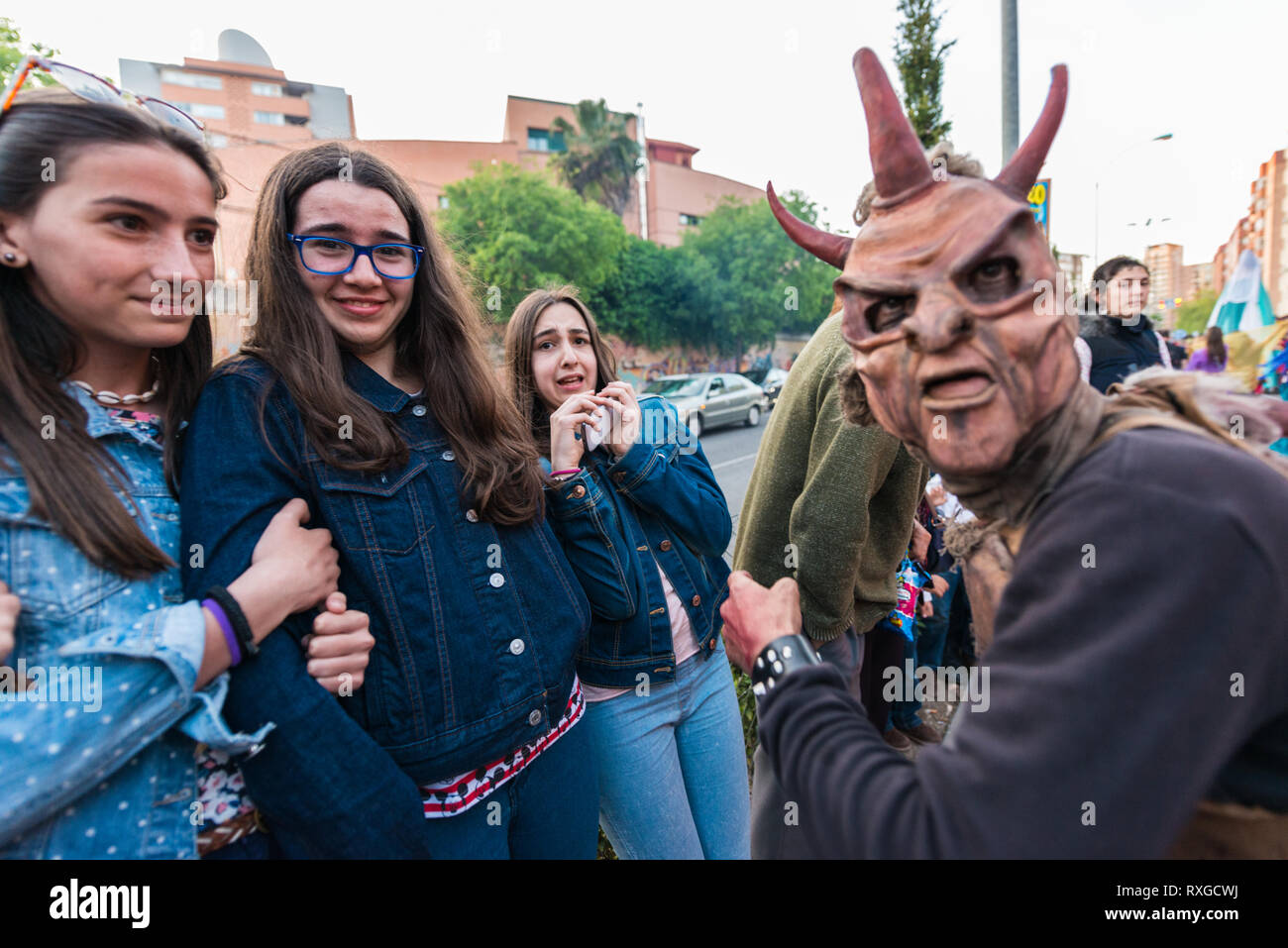 Persone che masquerading come demoni spaventoso di persone in occasione della festa di San Giorgio. Foto Stock