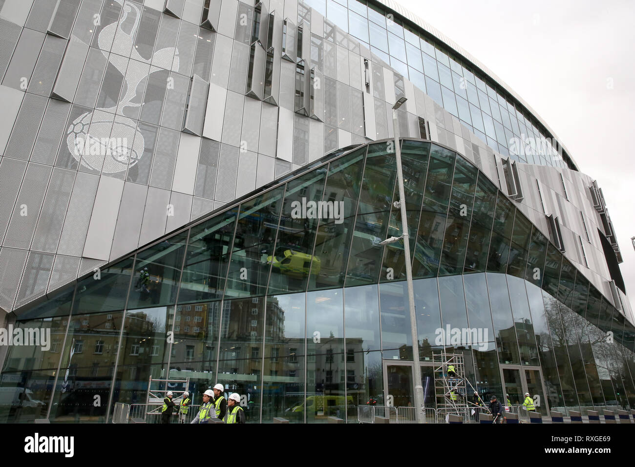 Vista del nuovo stadio. Secondo Tottenham Calcio club, il loro primo confronto concorrenziale al loro nuovo 62.000-stadio di capacità sarà contro Brighton o Crystal Palace nella prima settimana di aprile come operai sono visti mettendo tocchi di rifinitura per il suo Stadio White Hart Lane. Foto Stock