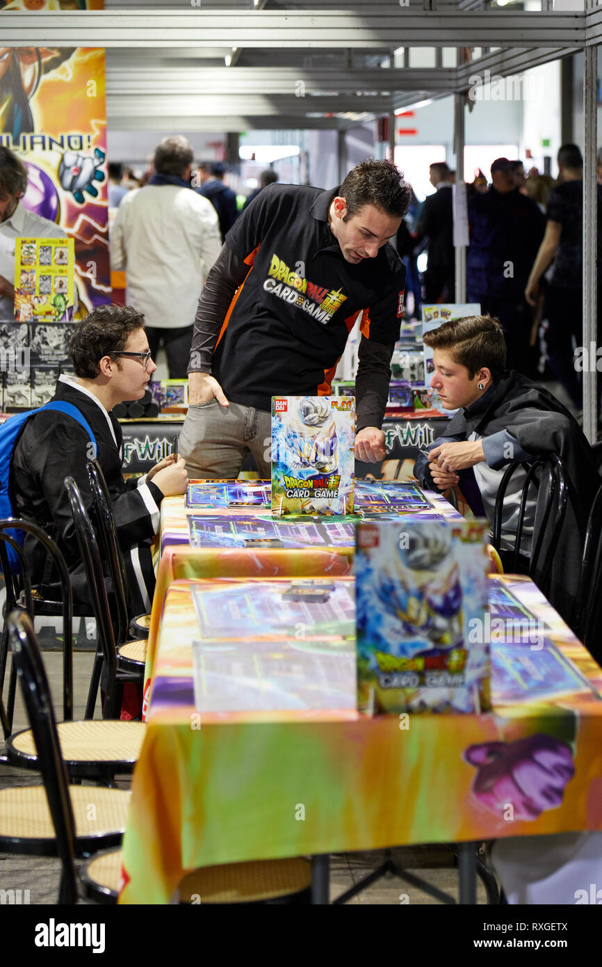 Milano, Italia - 8 Marzo 2019 Cartoomics fumetto con Dragon Ball gioco di scheda tabelle con i visitatori la riproduzione Foto Stock