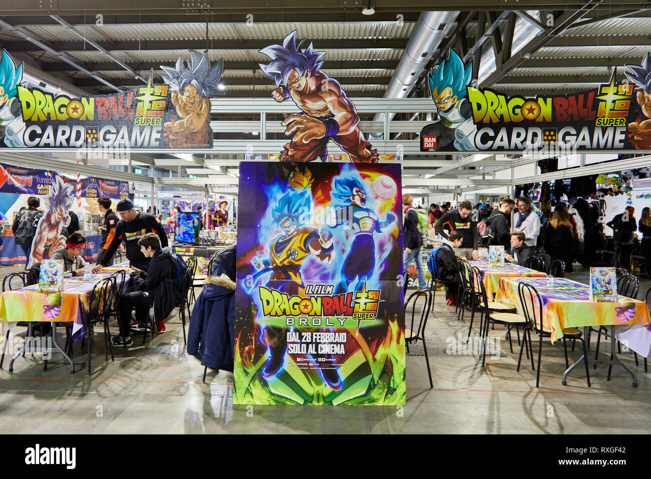 Milano, Italia - 8 Marzo 2019 Cartoomics fumetto con Dragon Ball gioco di scheda tabelle con i visitatori la riproduzione Foto Stock