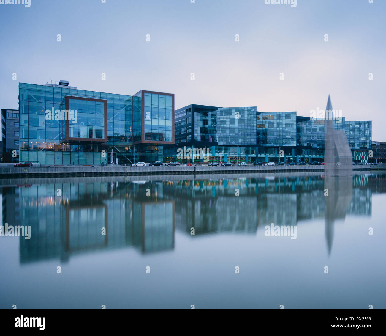 Gli edifici moderni sono riflesse in acqua a Lindholmen science park a Göteborg, Svezia Foto Stock