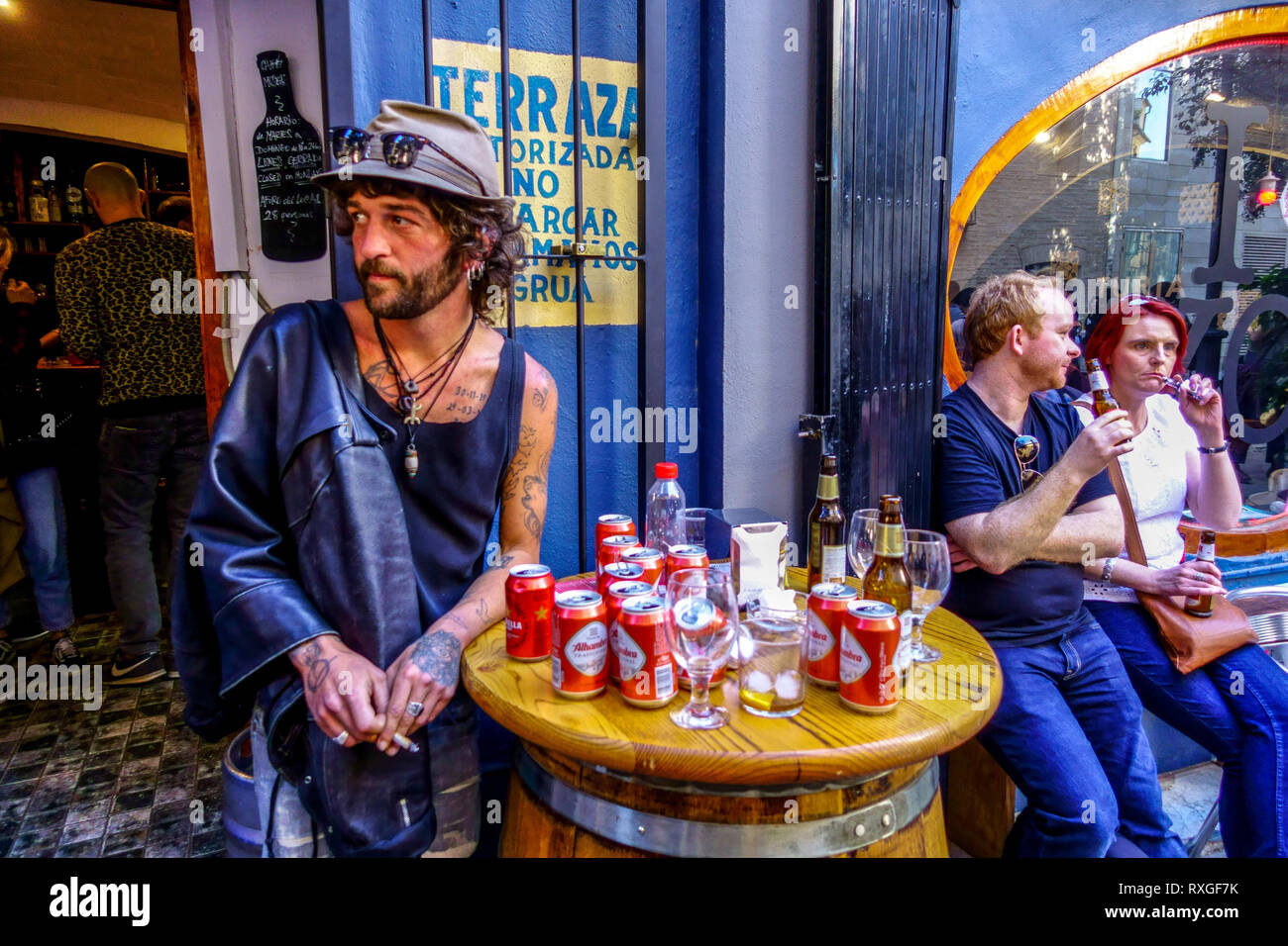 Valencia Cafe Museu a Bario El Carmen, gente fuori dal bar spagnolo, Spagna, quartiere Valencia elegante stile cappello uomo Foto Stock