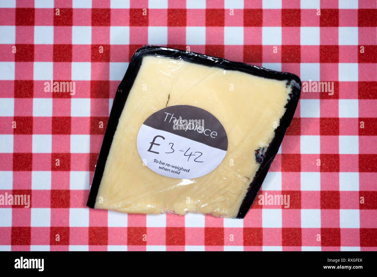Prezzo su un blocco di formaggio da Waitrose supermarket Foto Stock