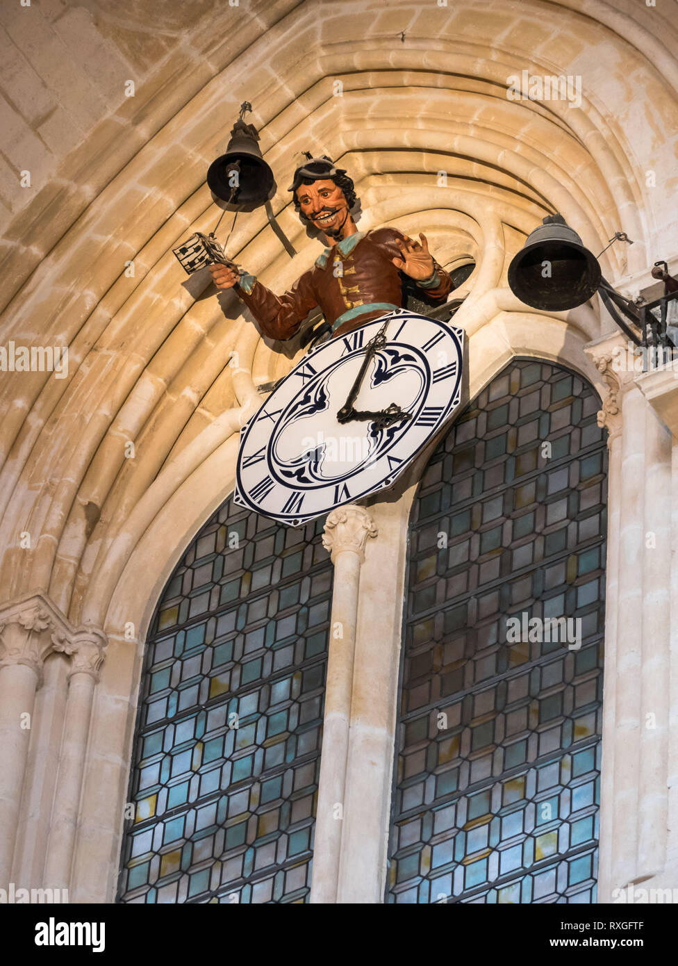 Papamoscas nella Cattedrale di Burgos, un famoso bellstriker figura nell'interno della chiesa Foto Stock