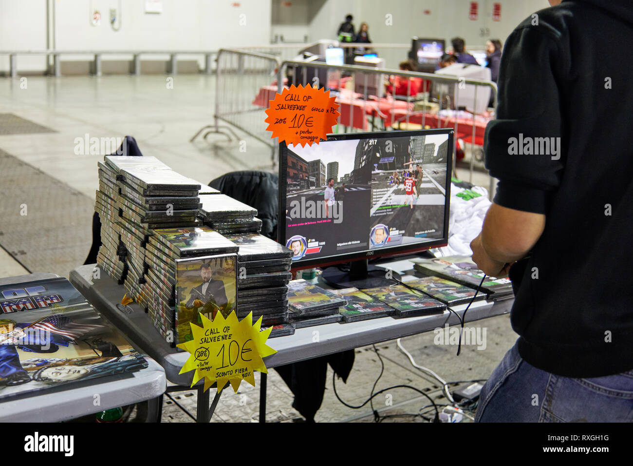 Milano, Italia - 8 Marzo 2019 Cartoomics fumetto con un visitatore riproduce retro vintage giochi di Nintendo Foto Stock