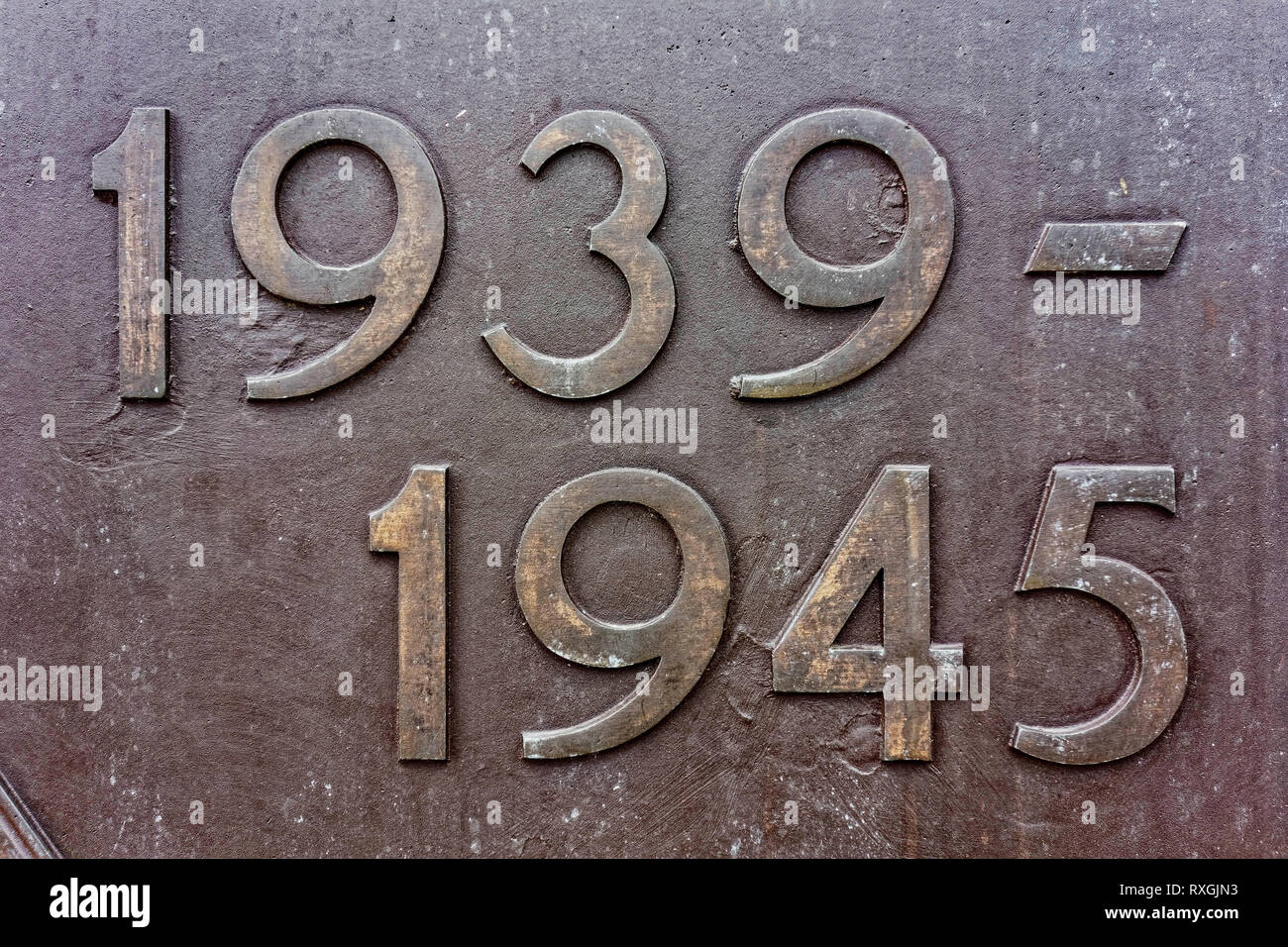 Lettering 1939 - 1945 sulla placca di metallo sul memoriale di guerra, REGNO UNITO Foto Stock
