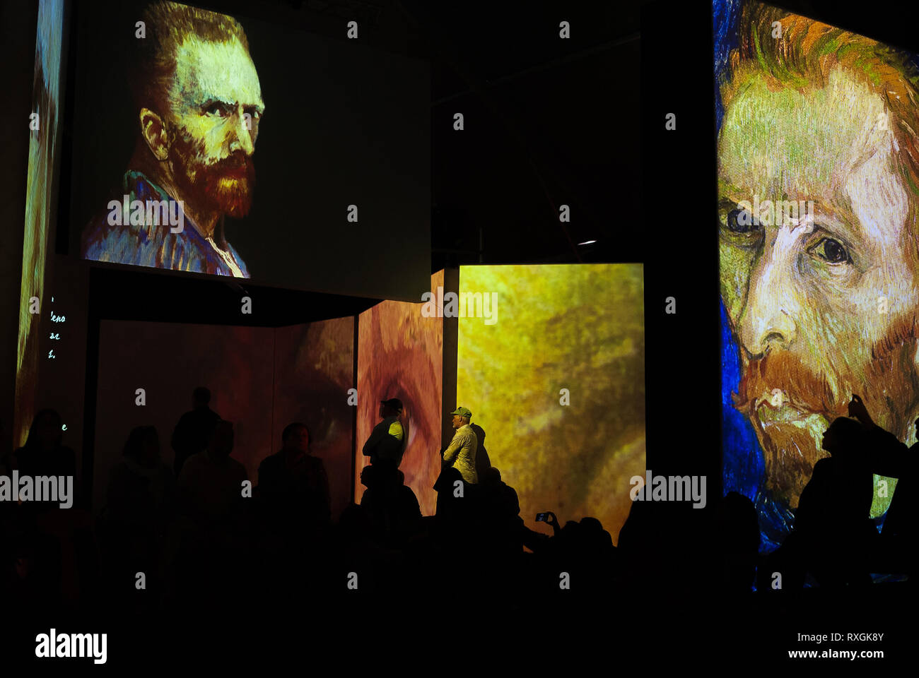 I visitatori si vede contemplando immagini durante la fase di apertura della mostra. Van Gogh viva è un esperienza multimediale che più visitati al mondo, trogoli un ambiente sensoriale e grandi strutture audiovisive che mostra le immagini del famoso pitture dell'artista Vincent Van Gogh. Foto Stock