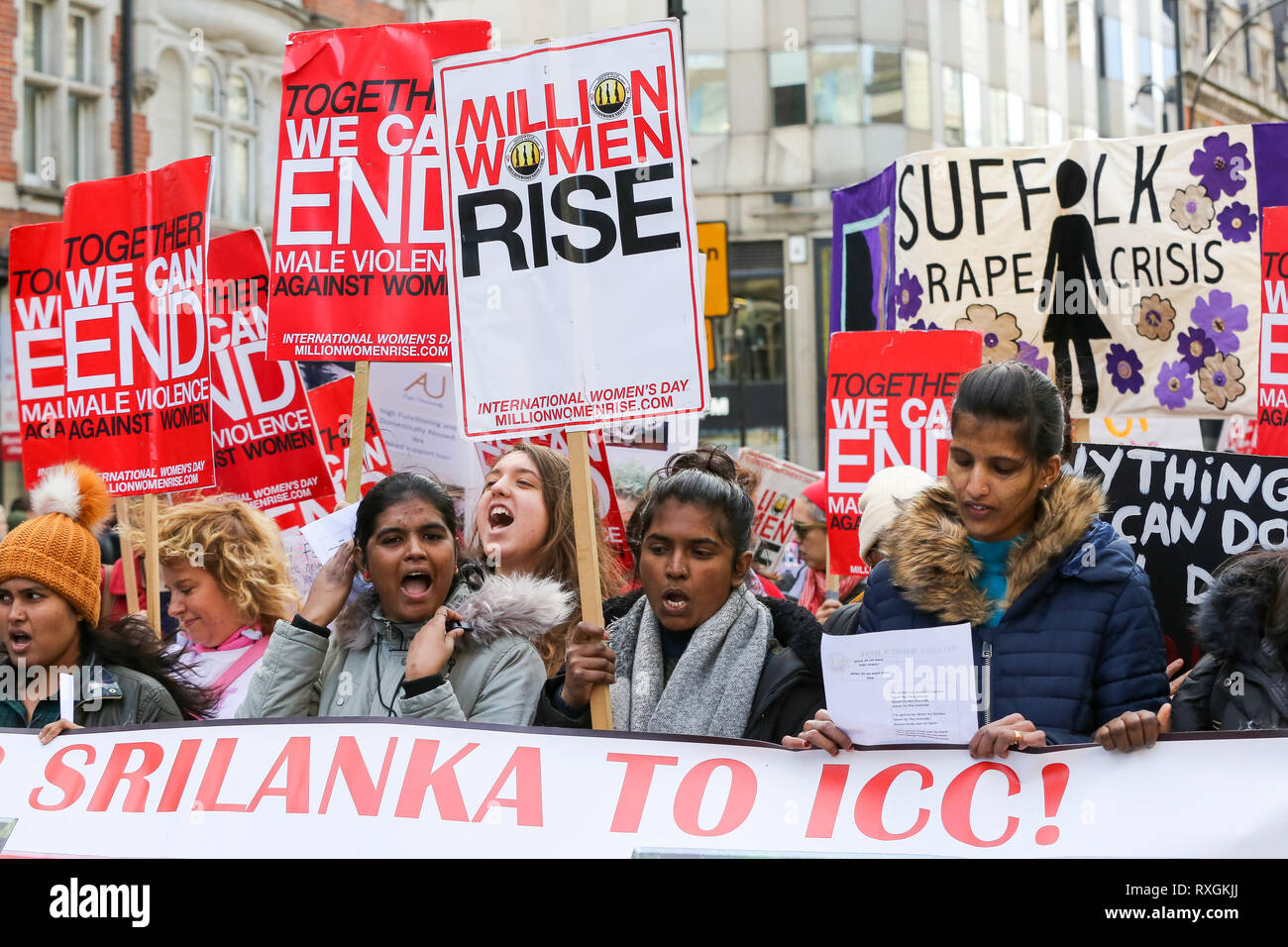 Le donne dallo Sri Lanka sono visti con cartelli e gridando slogan durante i milioni di donne luogo marzo a Londra. Migliaia di donne sono visti prendendo parte alla undicesimo anniversario di milioni di donne salire contro di genere la violenza nel centro di Londra. Il tema di questo anno è "mai dimenticato", in solidarietà con le donne che hanno subito violenze e nella memoria di coloro che sono stati uccisi. Foto Stock