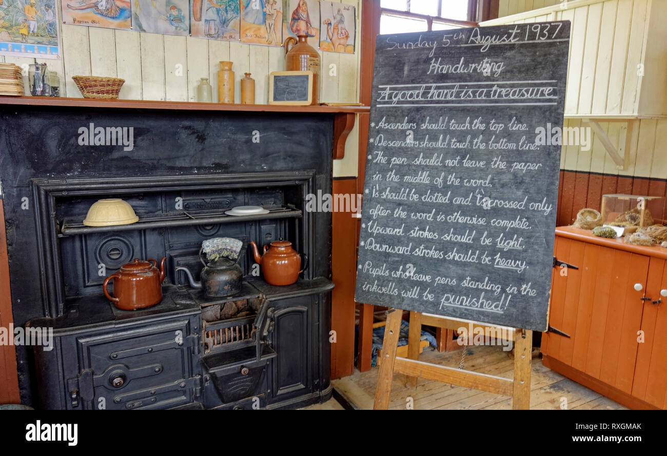 Aula in Knockbain edificio scolastico in Highland Folk Museum a Newtonmore, Scozia. Classe è interpretata per 1937. Foto Stock