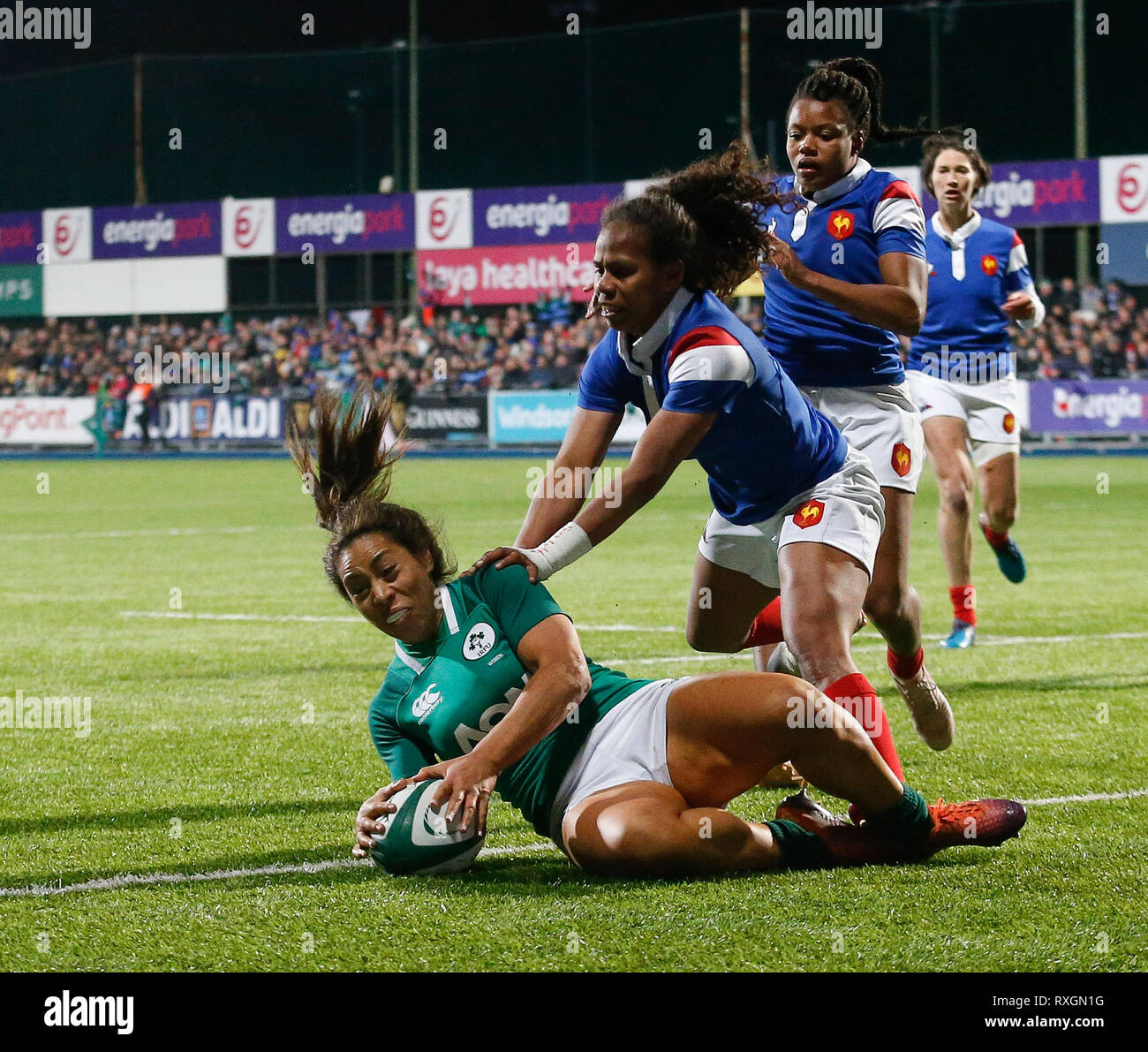 Energia Park, Dublin, Irlanda. 9 Mar, 2019. Womens Sei Nazioni di rugby, Irlanda contro la Francia; Naoupu sene di punteggi in Irlanda a provare a credito: Azione Sport Plus/Alamy Live News Foto Stock