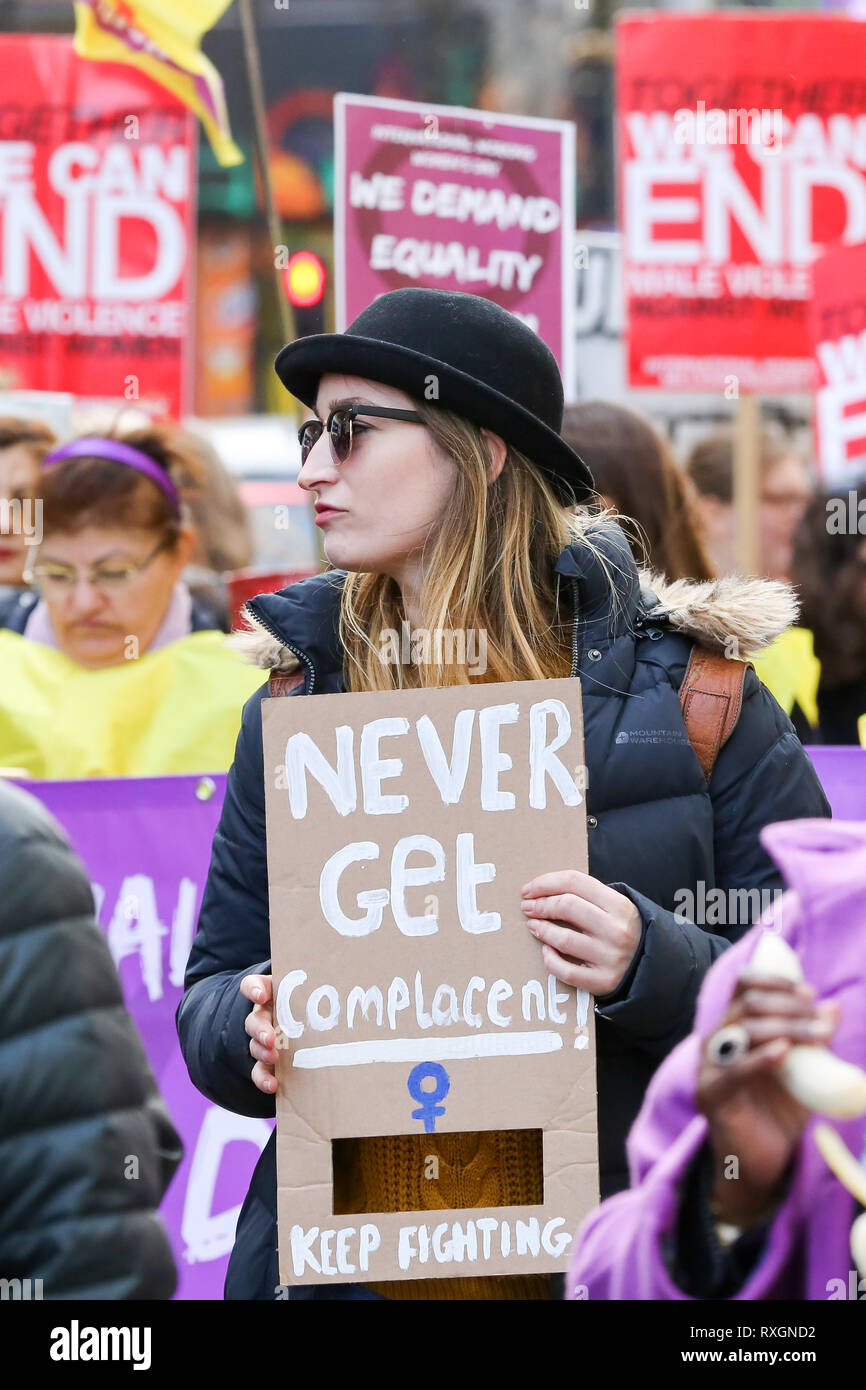 Londra, Regno Unito. 9 Mar, 2019. Una donna è visto tenendo un cartello durante i milioni di donne luogo marzo a Londra.Migliaia di donne sono visti prendendo parte alla undicesimo anniversario di milioni di donne salire contro di genere la violenza nel centro di Londra. Il tema di questo anno è "mai dimenticato", in solidarietà con le donne che hanno subito violenze e nella memoria di coloro che sono stati uccisi. Credito: Dinendra Haria/SOPA Immagini/ZUMA filo/Alamy Live News Foto Stock