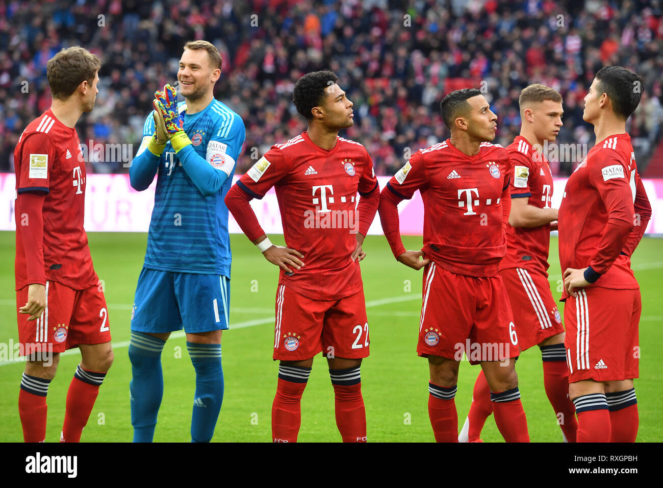 Mia san Mia-Bayern è tornato in primo luogo con un ampio torace. Da sinistra a destra: Thomas MUELLER (MULLER, Bayern Monaco di Baviera), Manuel NEUER (portiere Bayern Monaco di Baviera), Serge GNABRY (Bayern Munich), Thiago ALCANTARA (FCB), Joshua KIMMICH (FC Bayern Monaco di Baviera) e James RODRIGUEZ (Bayern) di Monaco di Baviera). L'azione. 1. Bundesliga, 25.Spieltag, giornata25, Bayern Monaco di Baviera M) - VFL Wolfsburg (WOB) 6-0. ALLIANZARENA, DFL REGOLAMENTI VIETANO QUALSIASI USO DELLA FOTOGRAFIA come sequenze di immagini e/o quasi video su Marzo 9, 1919 in Muenchen. | Utilizzo di tutto il mondo Foto Stock