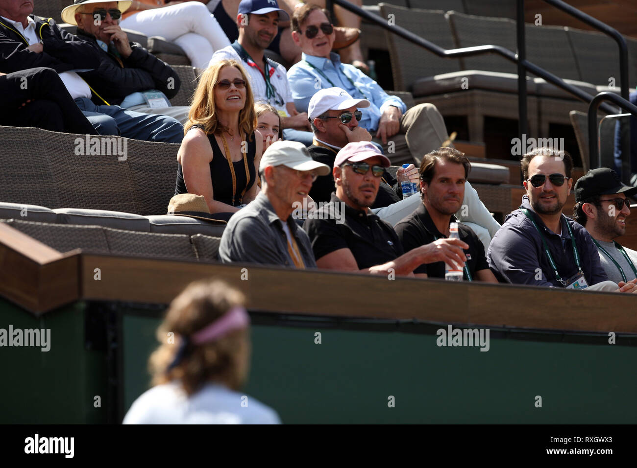 Indian Wells, California, Stati Uniti d'America. 09Mar, 2019. Larry Ellison a chi è un co-fondatore e presidente esecutivo e chief technology officer di Oracle Corporation e attrice Elisabeth Shue frequentare il Uomini Singoli Secondo turno corrisponde al giorno sei del BNP Paribas Open a Indian Wells Tennis Garden su Marzo 09, 2019 in Indian Wells, California Credit: Hoo Me.Com/Media punzone/Alamy Live News Foto Stock