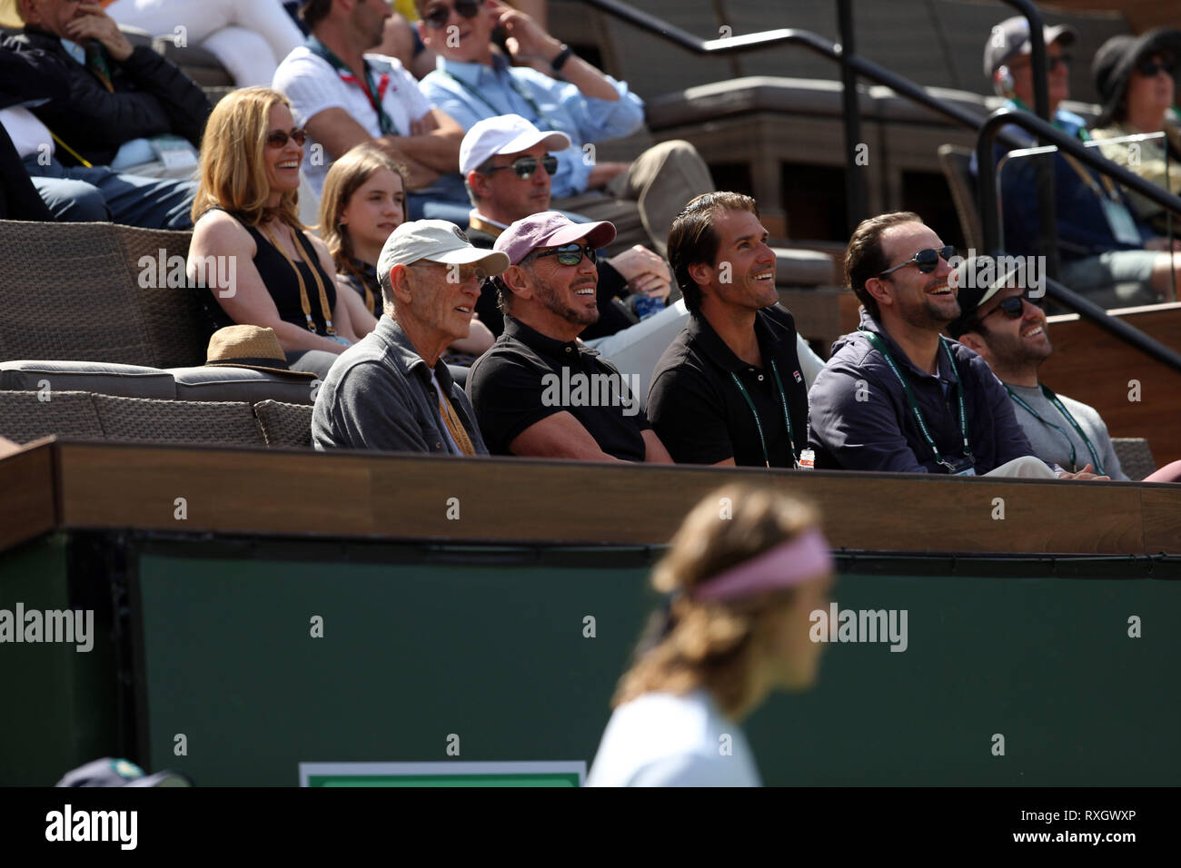 Indian Wells, California, Stati Uniti d'America. 09Mar, 2019. Larry Ellison a chi è un co-fondatore e presidente esecutivo e chief technology officer di Oracle Corporation e attrice Elisabeth Shue frequentare il Uomini Singoli Secondo turno corrisponde al giorno sei del BNP Paribas Open a Indian Wells Tennis Garden su Marzo 09, 2019 in Indian Wells, California Credit: Hoo Me.Com/Media punzone/Alamy Live News Foto Stock