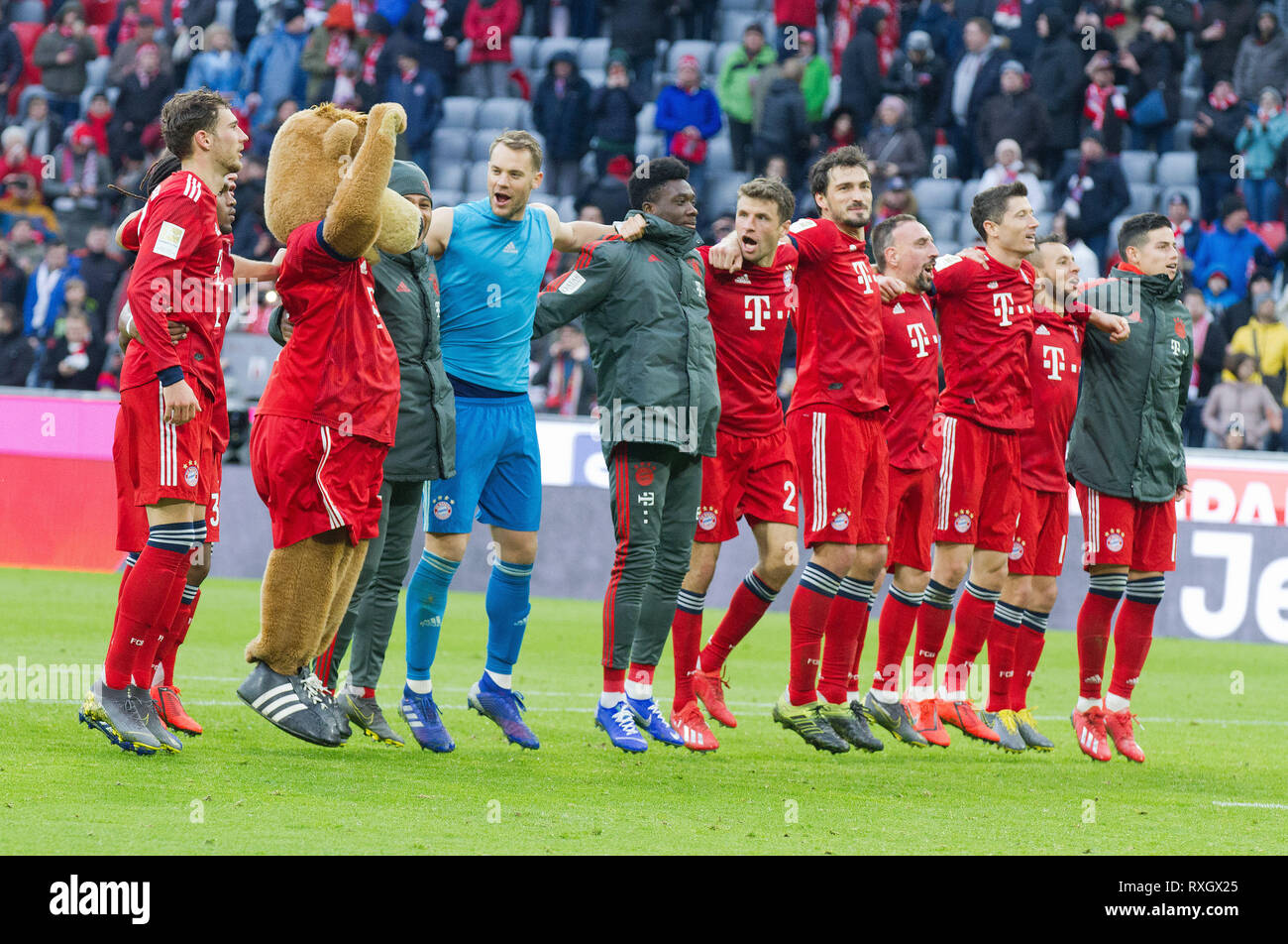 FC Bayern Munich - VfL Wolfsburg, 09.03.2019 Calcetto: 1° Campionato: FC Bayern Munich vs VfL Wolfsburg, Monaco di Baviera, Marzo 9, 2019 |. Nella parte superiore della tabella: FC Bayern celebra nella parte anteriore della curva Sud GES/Fussball/1. Utilizzo della Bundesliga in tutto il mondo Foto Stock