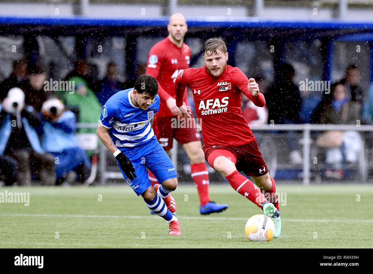 ZWOLLE , 10-03-2019 , MAC3PARK stadion , Stagione 2018 / 2019 , olandese Eredivisie . Centrocampista AZ Fredrik Midtsjo (R) sulla palla durante il gioco PEC - AZ . Foto Stock